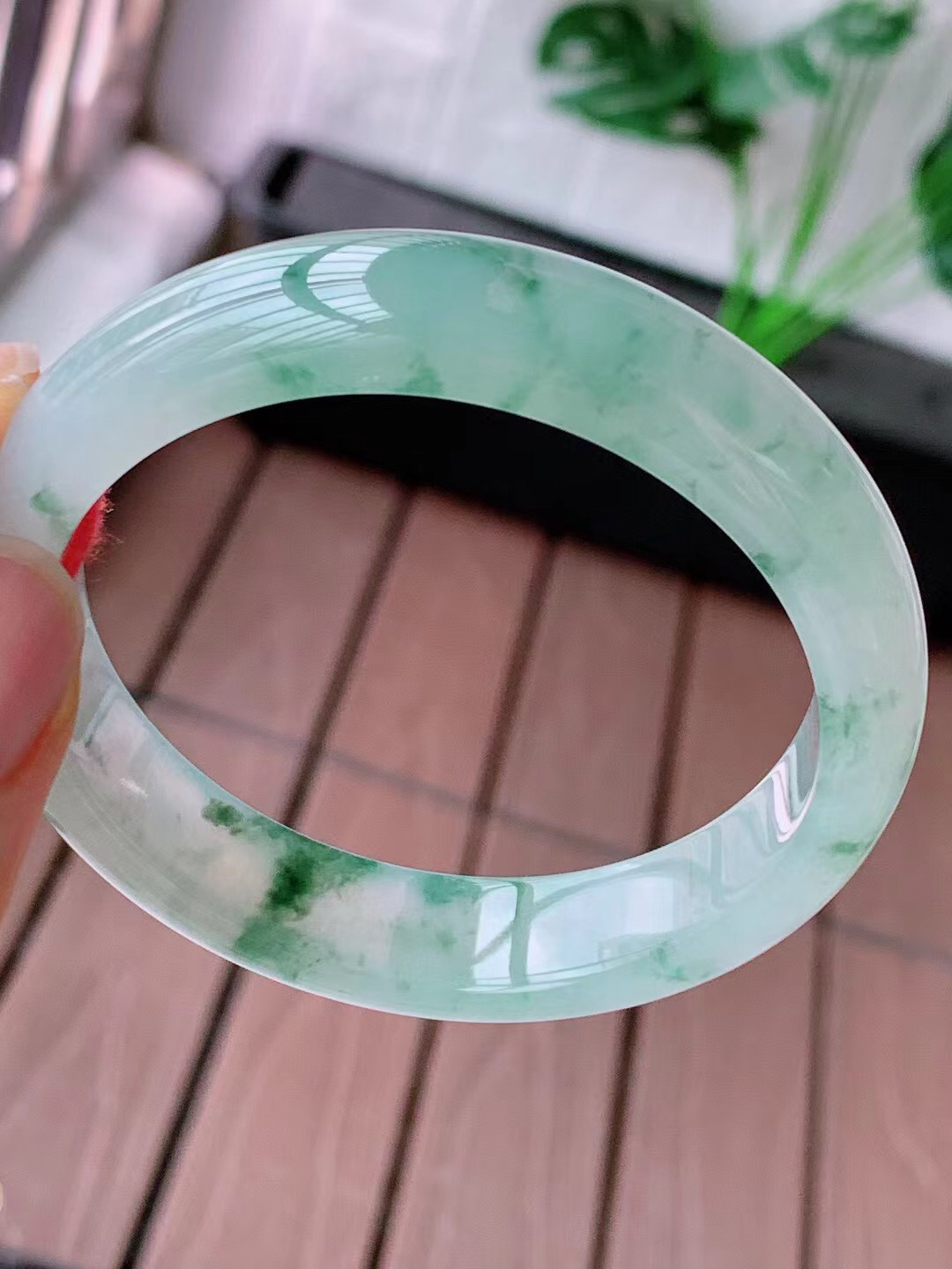 【翡翠名称】老种冰飘花53.7正圈口手镯
【翡翠尺寸】53.7/12.2/7.5mm适合52.6-55正圈口佩戴
【翡翠描述】宝贝种老水足，玉质细腻，色泽靓丽，性价比高，佩戴效果好！
【其它赠送】权威证书/精美挂绳盒子/支持全国复检