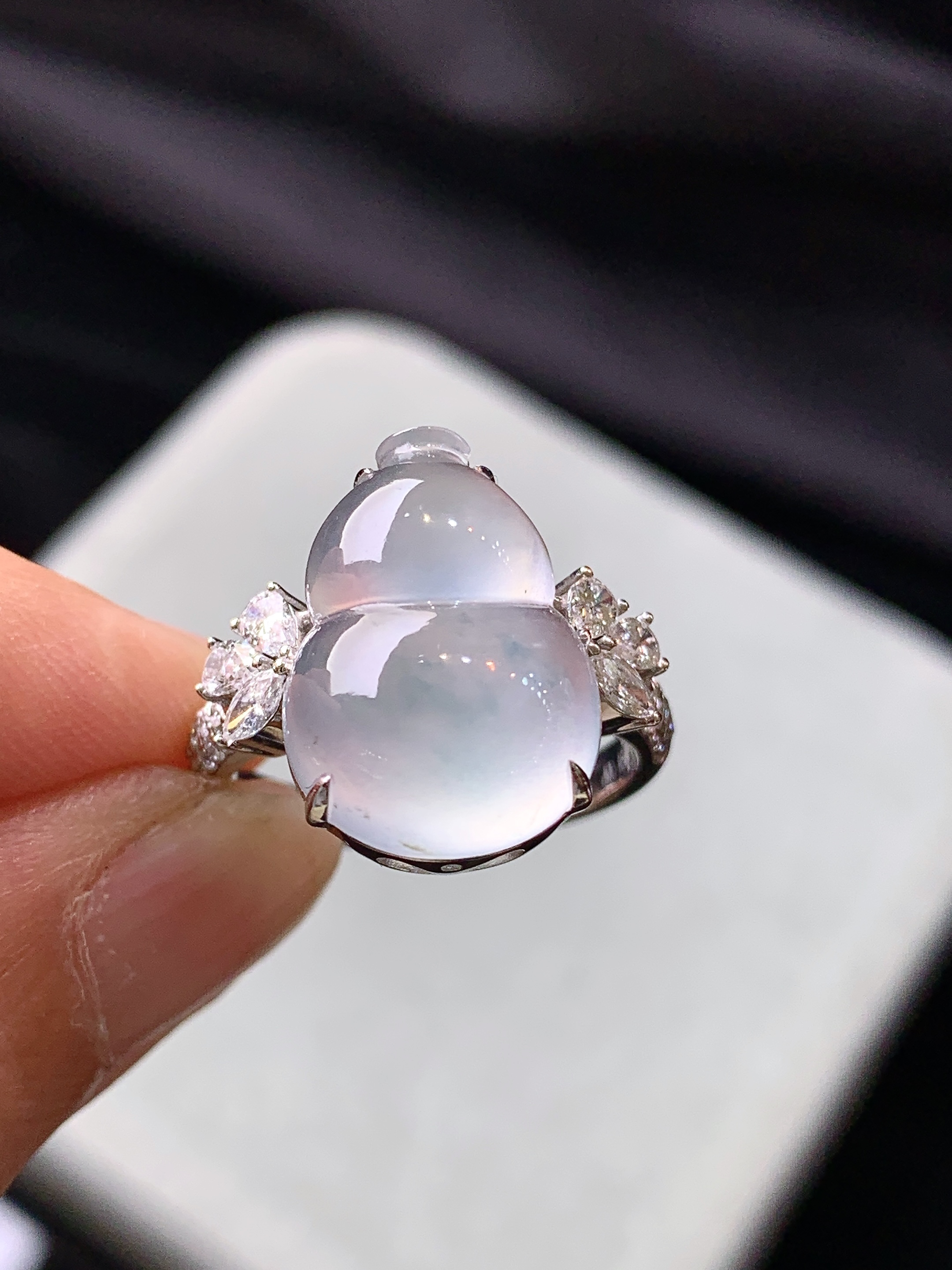 18k金钻镶嵌冰种葫芦戒指 玉质细腻 色泽艳丽清新 水润亮眼 圈口14 裸石尺寸16.6*11.8*