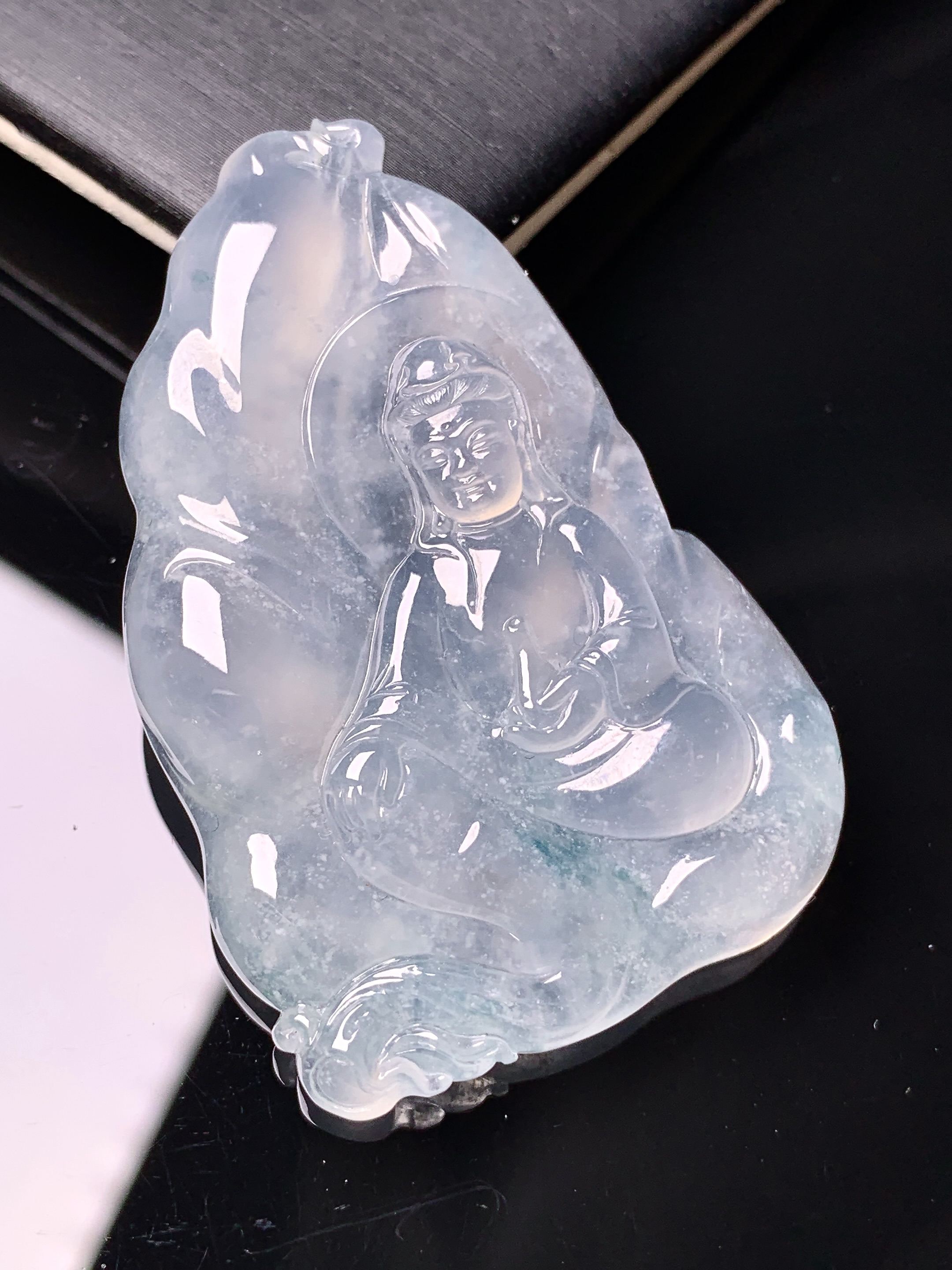 冰种观音菩萨吊坠 玉质细腻 色泽艳丽清新 水润亮眼 整体尺寸50*33.6*6.3x7