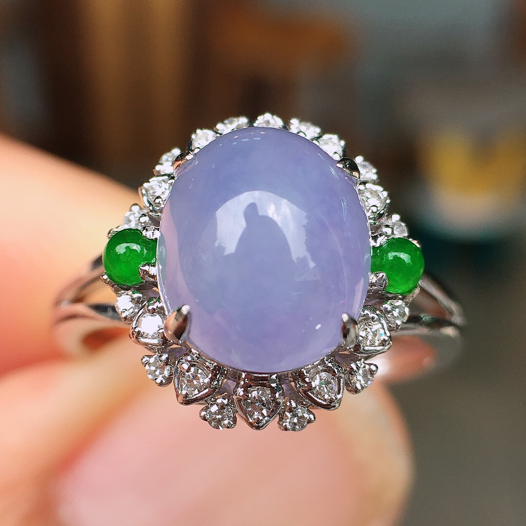 紫罗兰蛋面戒指，色泽均匀艳丽，玉质细腻，荧光感超
强，饱满圆润，尽显优雅气质，18k
金豪华镶嵌