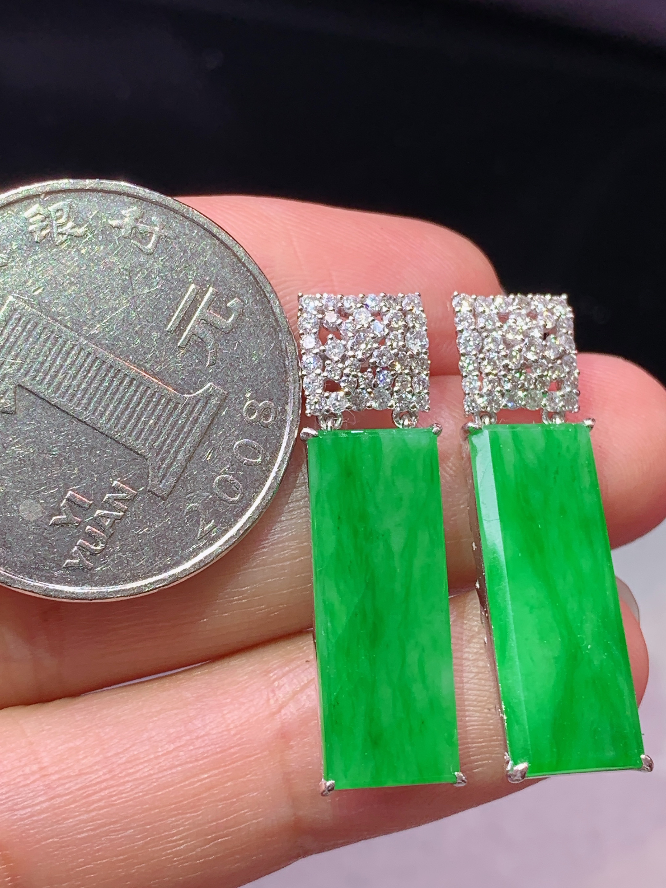 18k金钻镶嵌阳绿无事牌耳坠 玉质细腻 色泽艳丽清新 水润亮眼 整体尺寸29*8*3.8m5