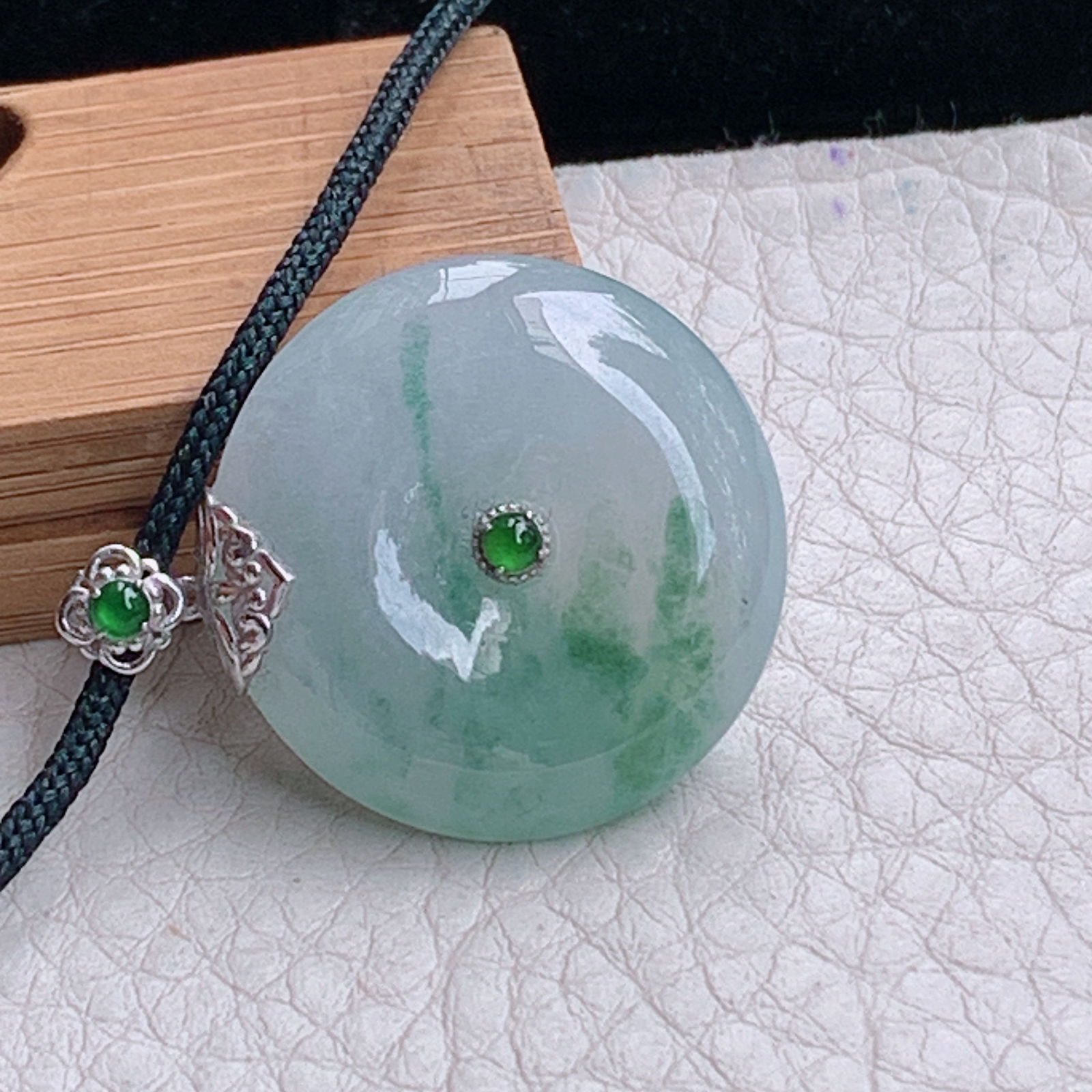 zz3实拍30.5*24.3*6天然缅甸翡翠飘花平安扣吊坠 镶金玉扣锁骨坠