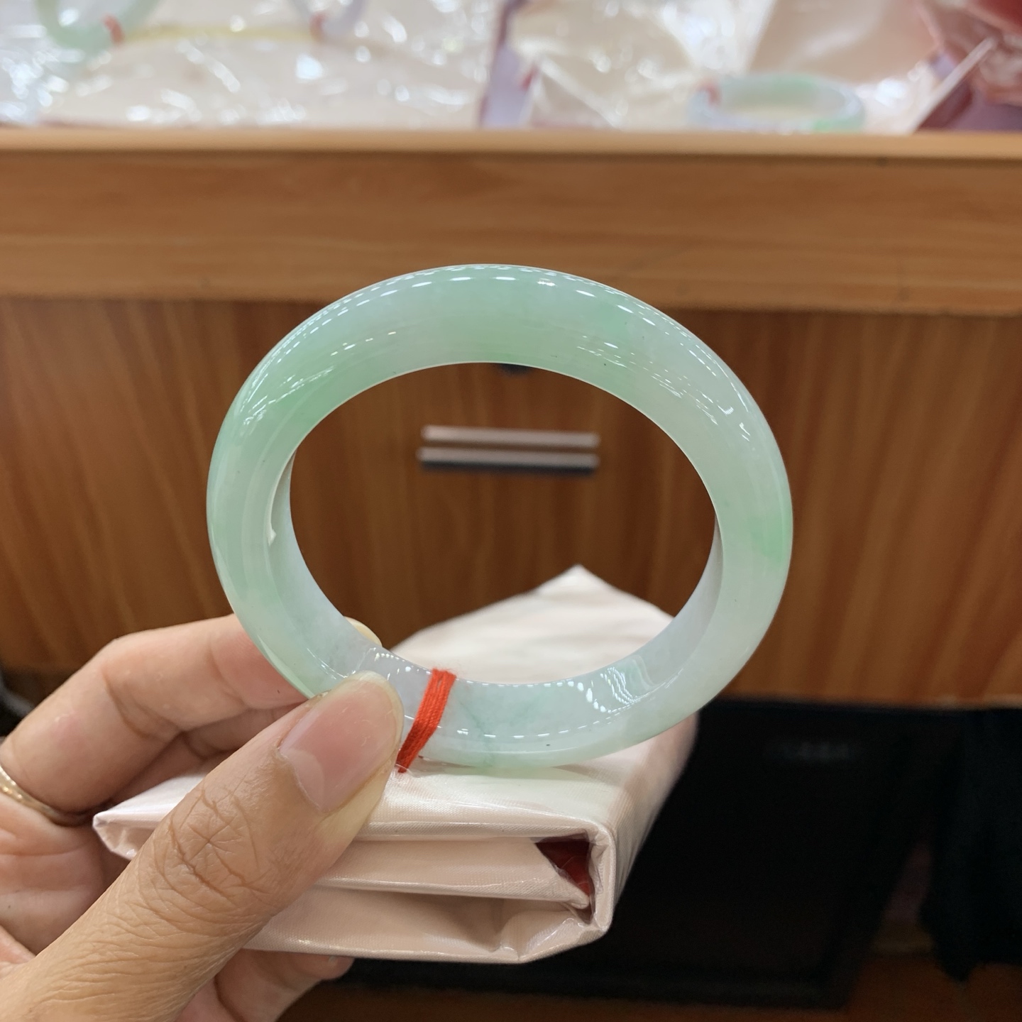 041608MMJ飘绿正圈翡翠手镯56-11.8-8.9