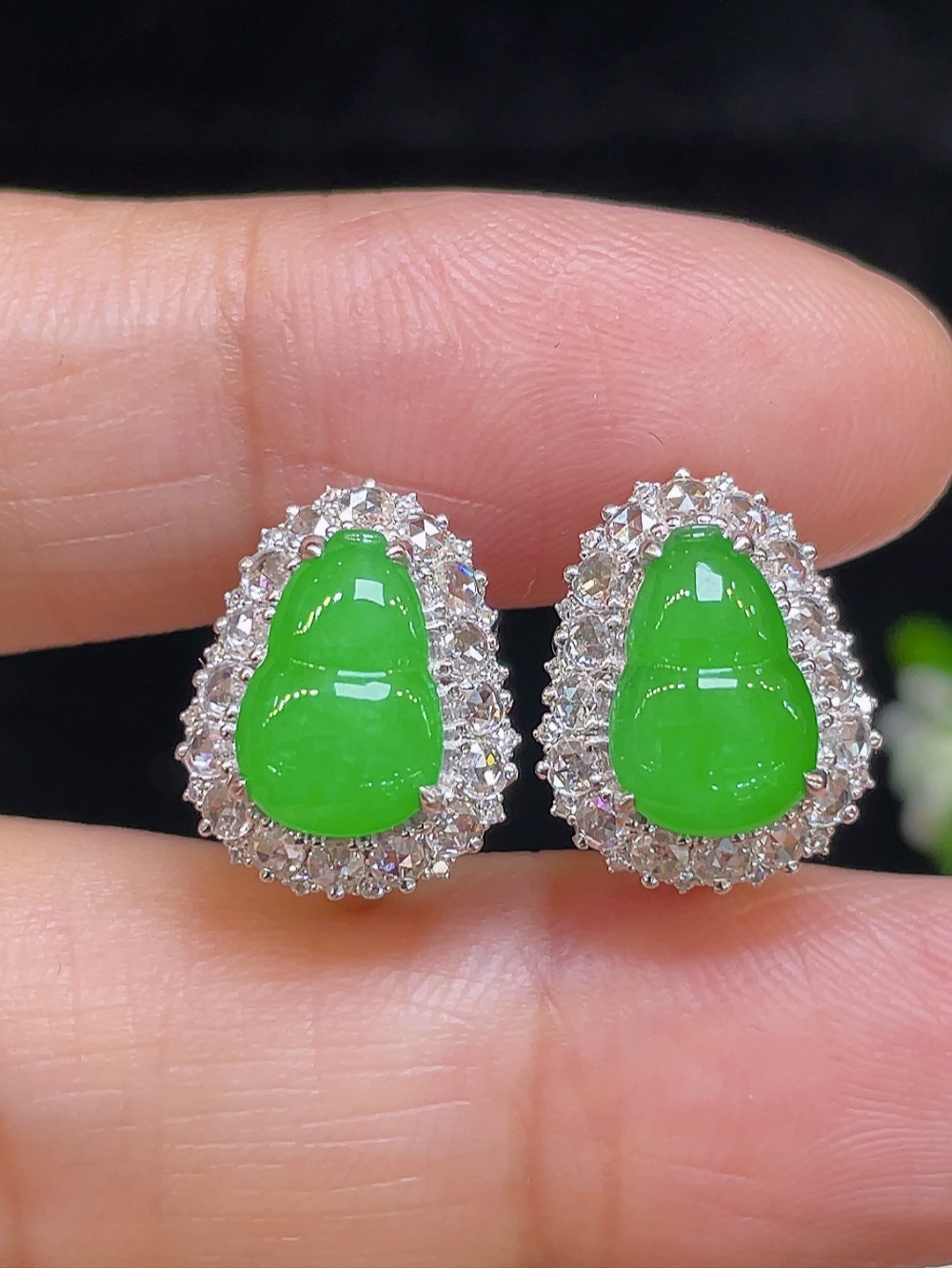 ️高冰正阳绿，葫芦耳扣，大件饱满，通透水润，玉质细腻，翠色鲜艳，18k金奢华钻石镶嵌，9.7-6.3-2.8