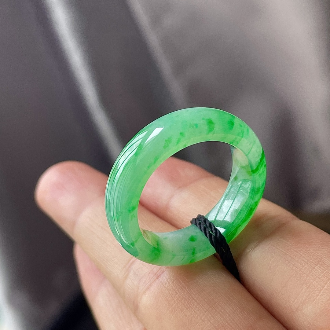 ️缅料冰阳绿指环，色辣，饱满水润，无裂，裸石尺寸7/4.2--19.3，圈口21。编码0520好数字