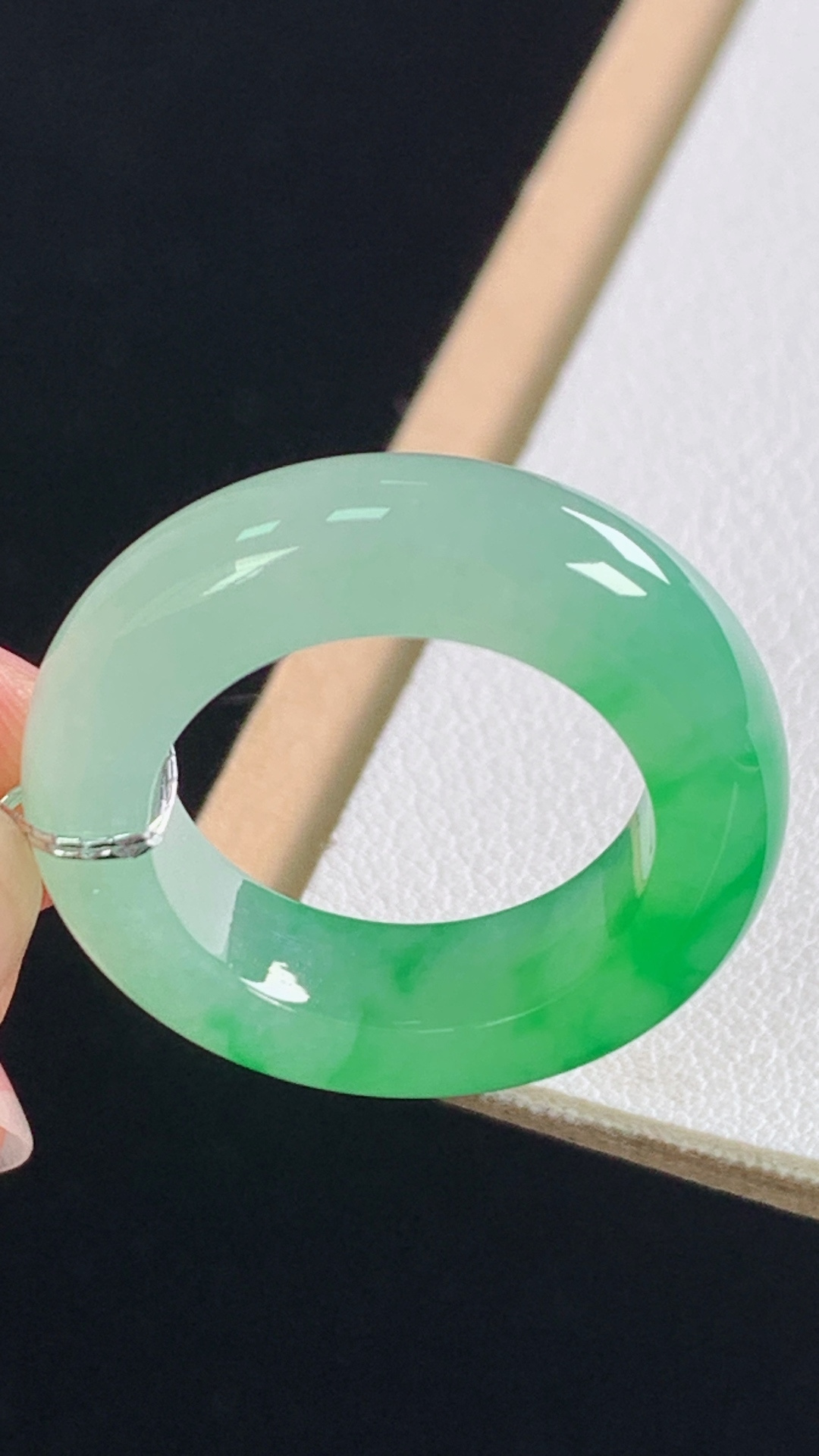 ️超值，高品质，冰飘绿指环，色辣色艳，胶感十足，无裂，尺寸:圈口13/16.7-5.8-4.4mm