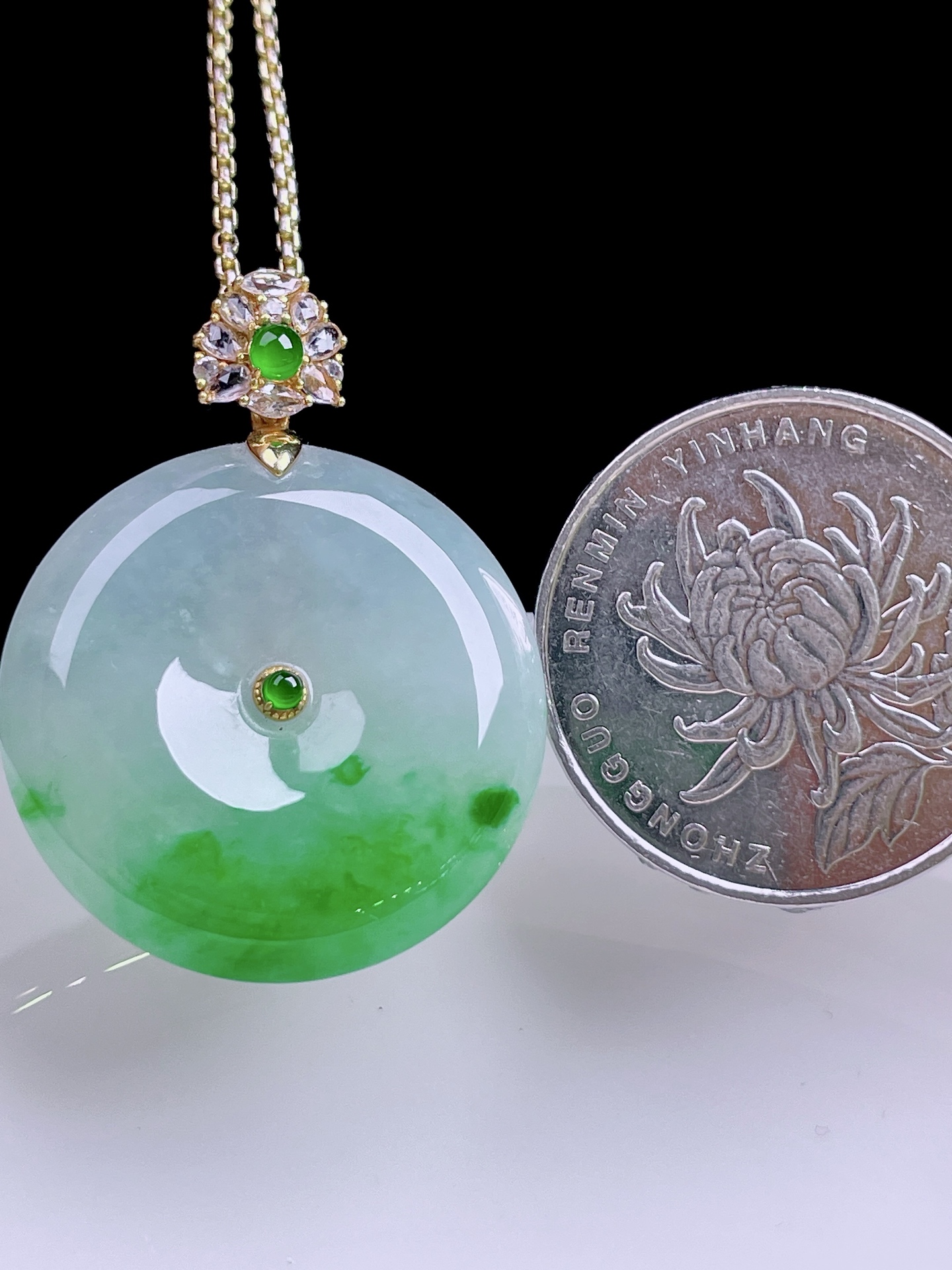 ️ 冰飘绿花平安扣 花色灵动，种老水润，18k金镶嵌 整体：33.2 裸石：25.5/6.2，ss50182a