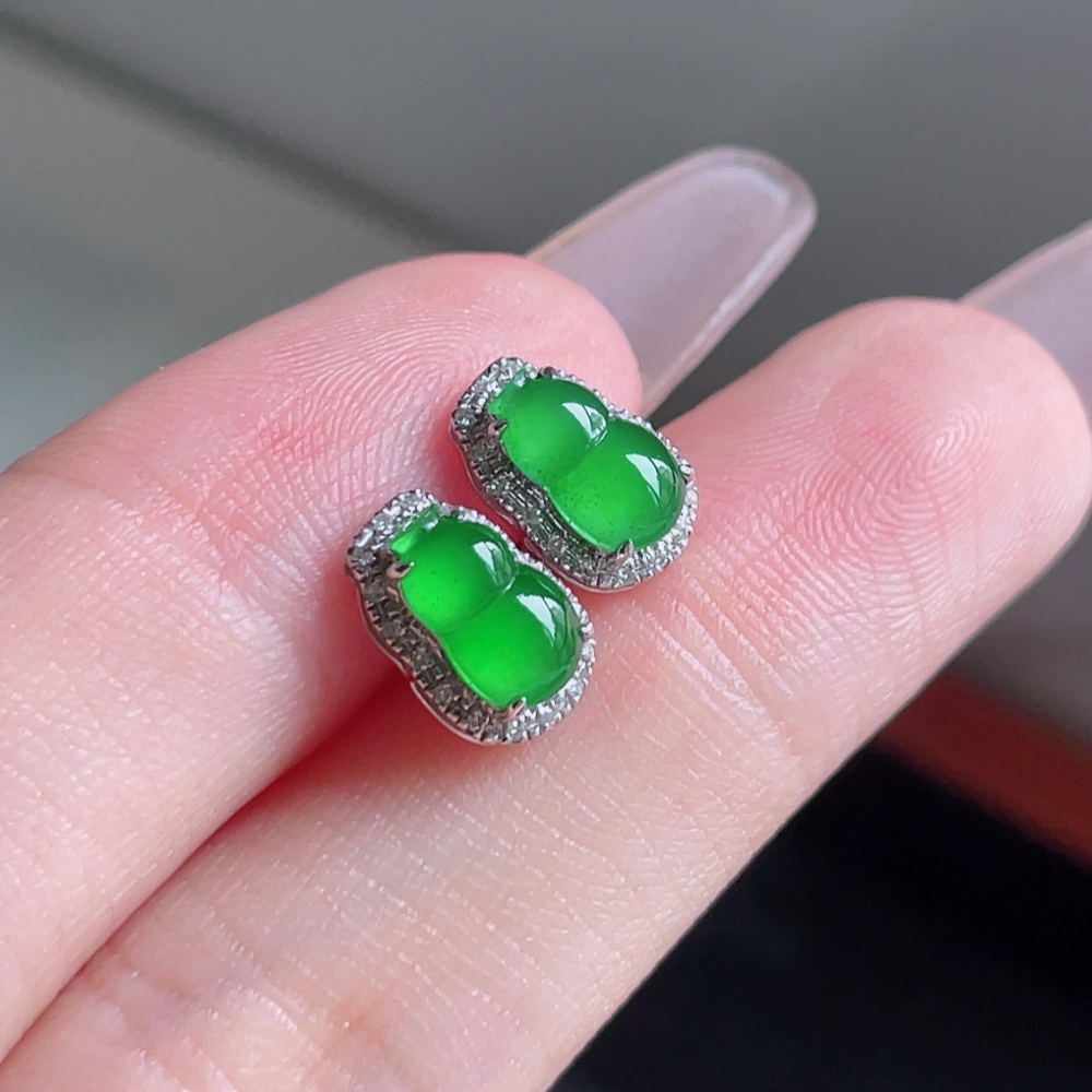 ️ 冰阳绿葫芦耳钉 色泽鲜艳 种老水润 18k金镶嵌 整体 9.7/6.7 裸石 7.9/4.9