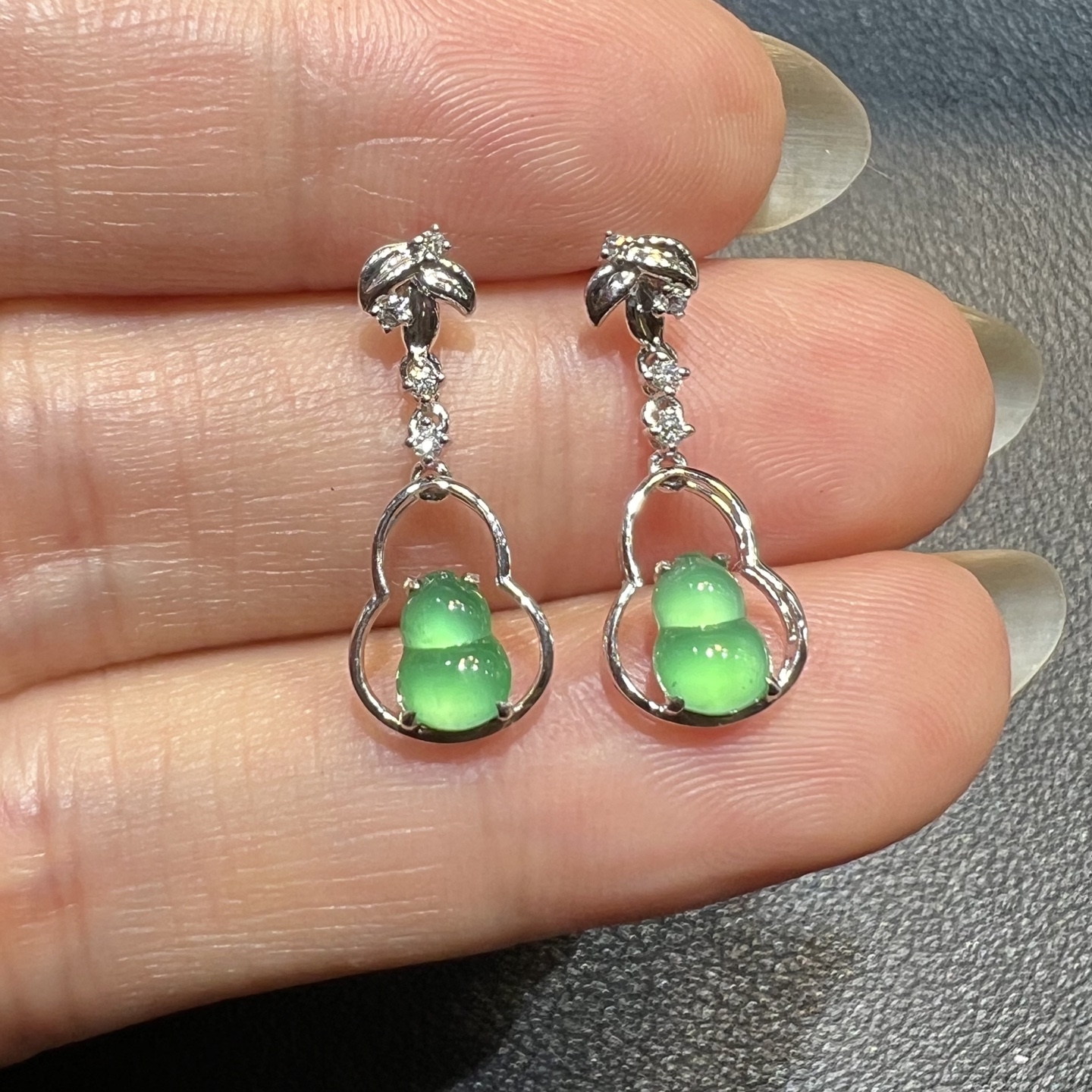 ️18k金钻石镶嵌冰种阳绿起光小葫芦耳钉耳坠精品天然缅甸翡翠A货，5.9-4.3-19.6-7.6-3.6