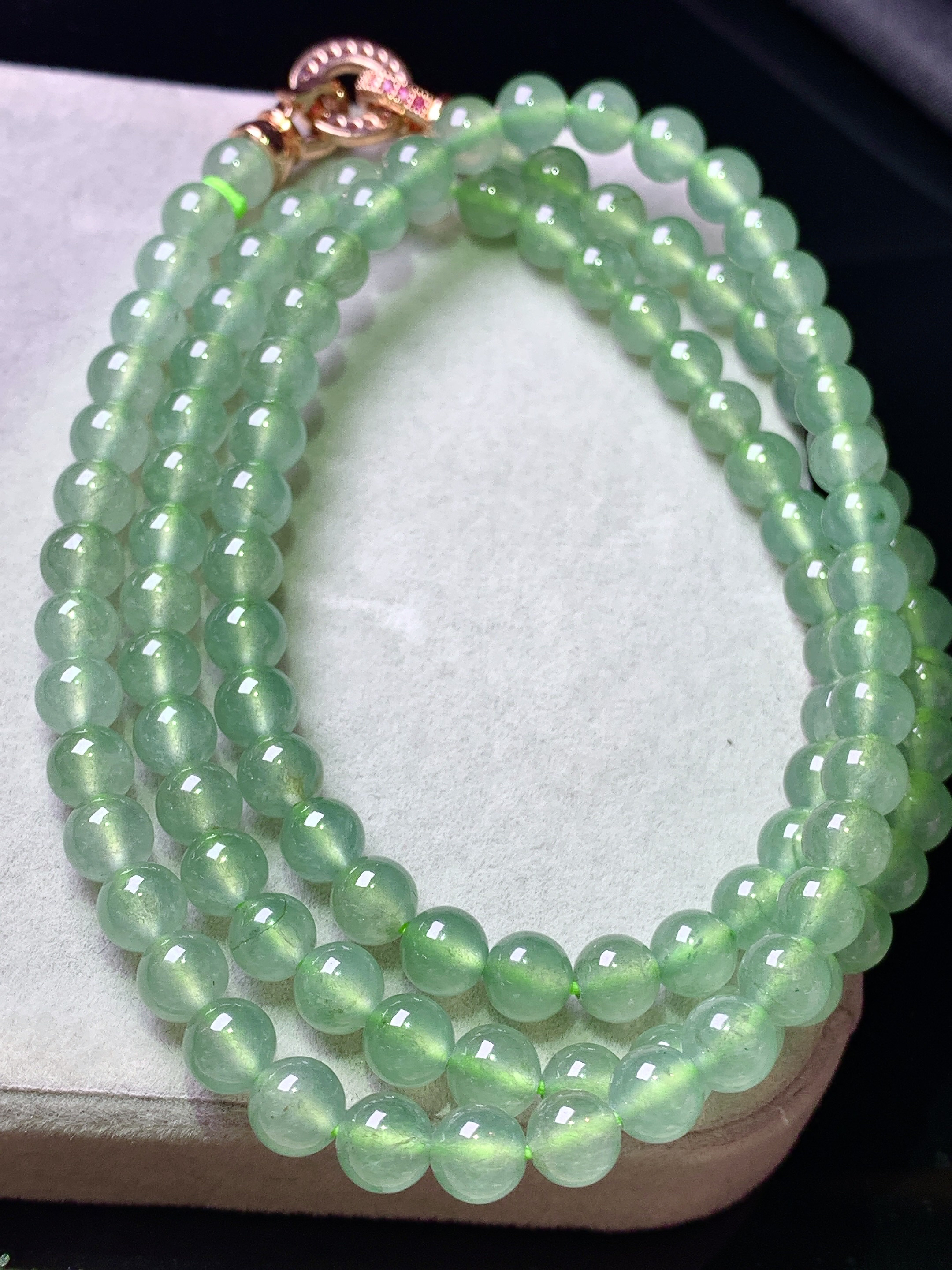 冰种浅绿圆珠项链 玉质细腻 色泽艳丽清新 水润亮眼 整体尺寸5.3c5