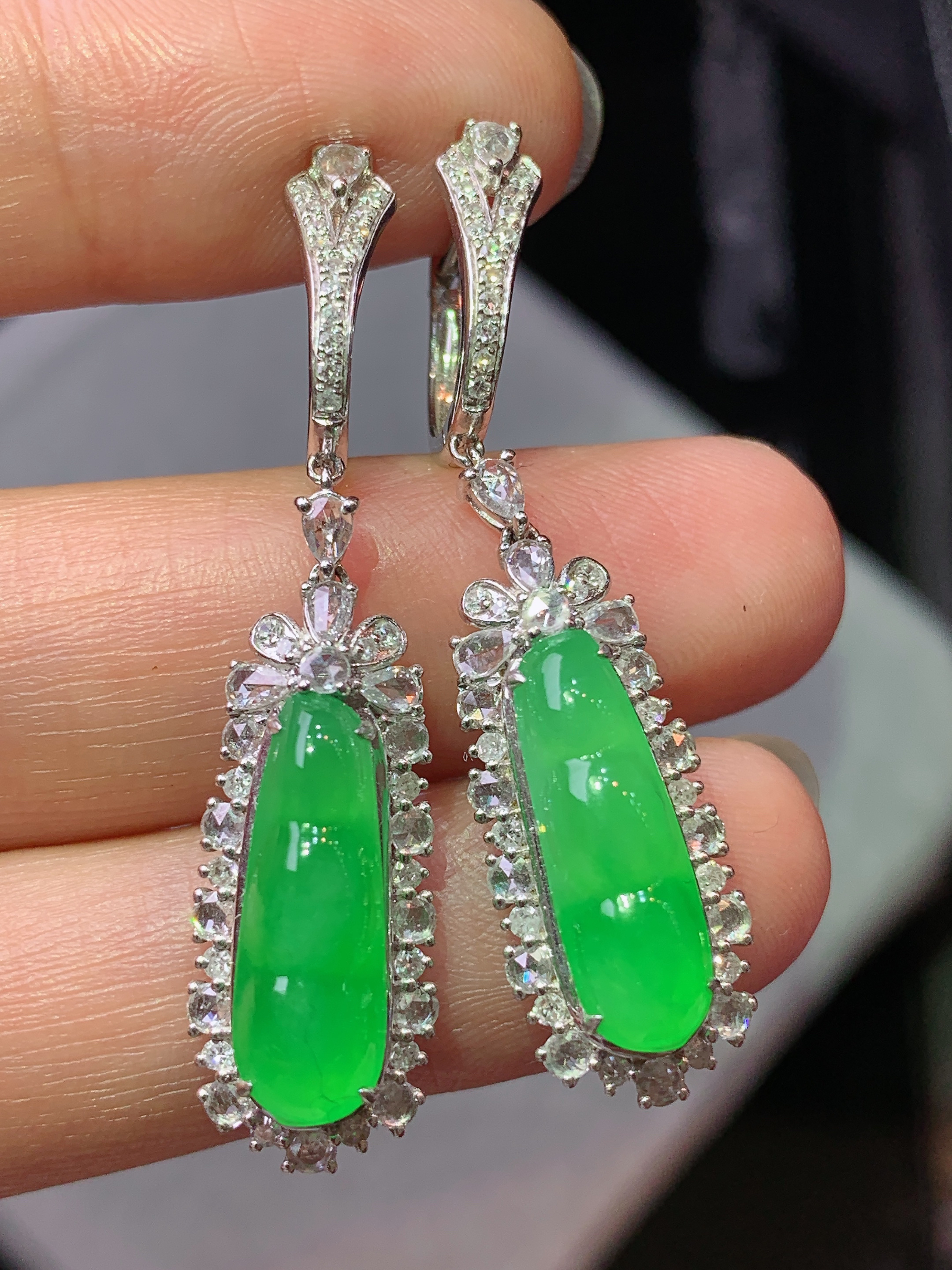 18k金钻镶嵌冰阳绿四季豆耳坠 玉质细腻 色泽艳丽清新 水润亮眼 整体尺寸41.5*10*7.6h1