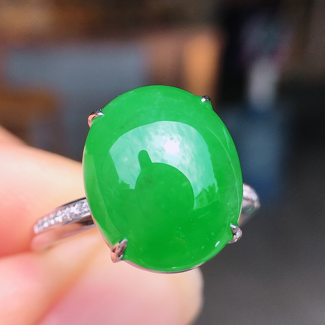 阳绿蛋面戒指，色泽均匀艳丽，玉质细腻，荧光感超
强，饱满圆润，尽显优雅气质，18k
金豪华镶嵌