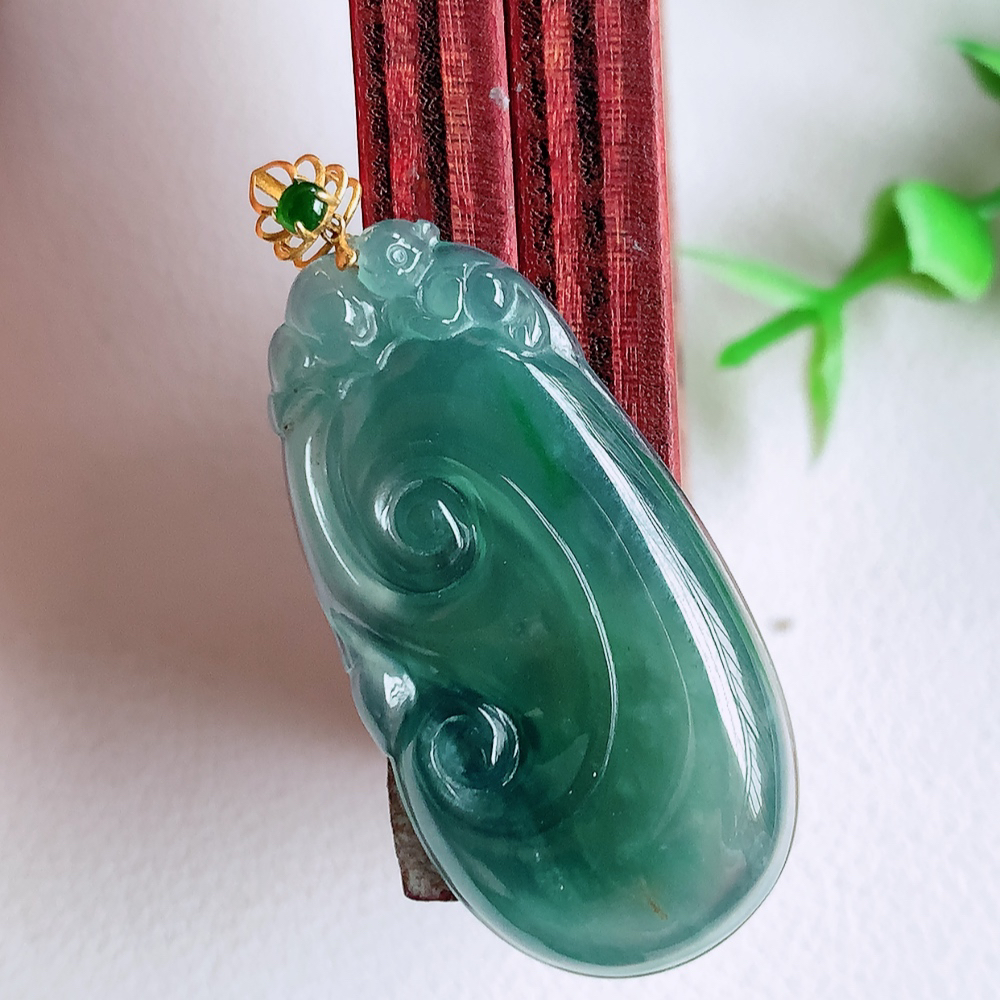 18k金扣蓝冰吉祥如意翡翠吊坠  寓意“万事如意，吉祥如意,福寿绵长 心想事成”饱满大气，通透水润  W01.16  尺寸：36-18-4.3mm