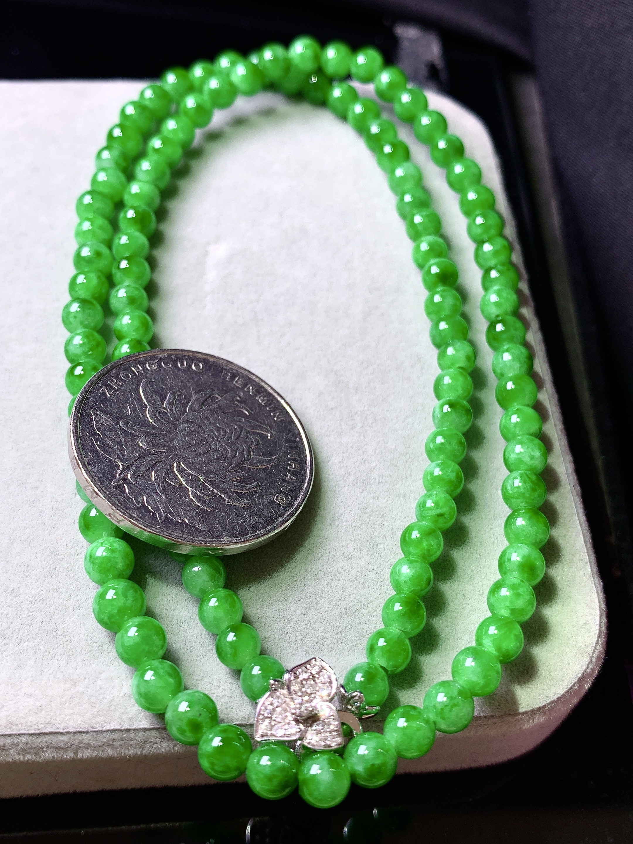 阳绿圆珠项链 玉质细腻 色泽艳丽清新 水润亮眼 整体尺寸4.5m5