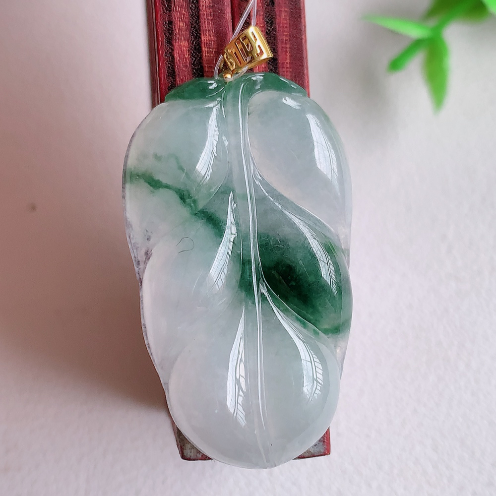 18k金扣冰润飘花金枝玉叶翡翠吊坠  老种起胶感  飘花灵动  寓意“金枝玉叶，大业有成，一夜成名”  饱满大气，水润通透。W49.16 尺寸：35.8-21-5.5mm