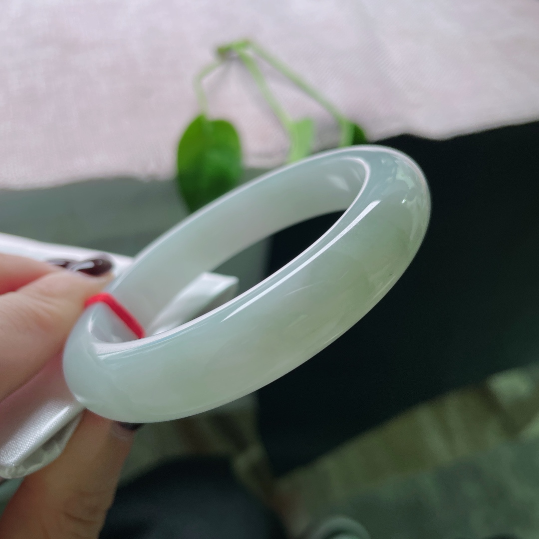 56.1/11.3/8.6绿底正圈，水润细腻，清新简约大方，贵气，无裂，ss49262a