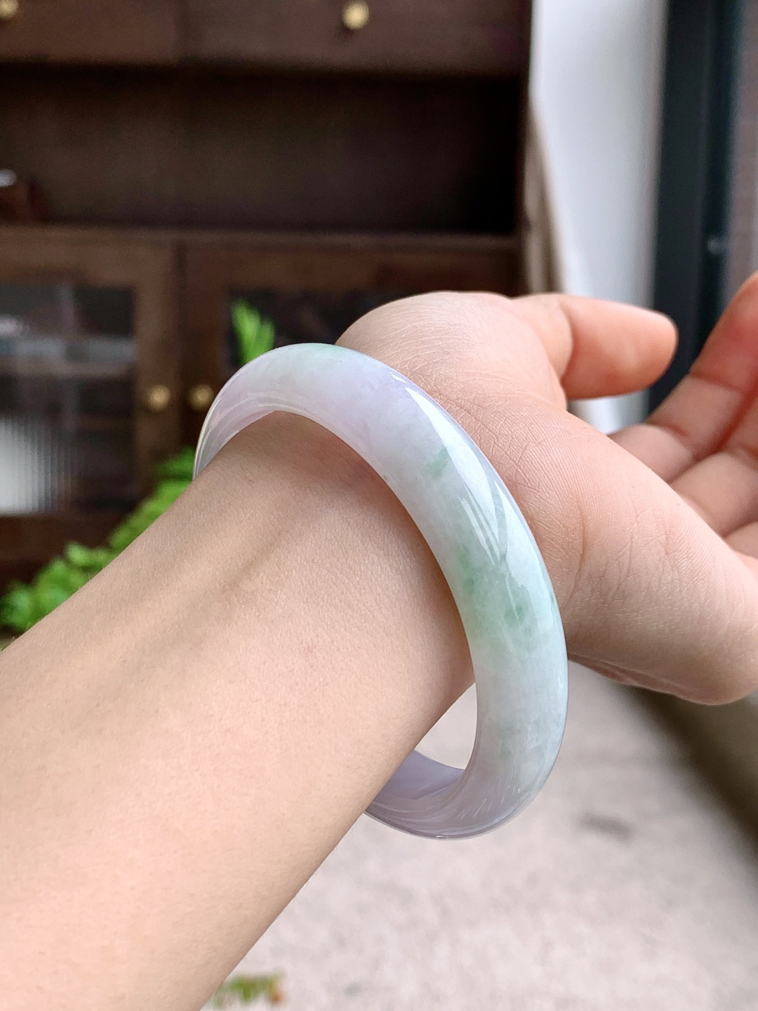 ️贵妃，55.3-47.8-12.4-6.9，冰白飘花，种老细腻，缅甸A货翡翠，无裂，44.6克