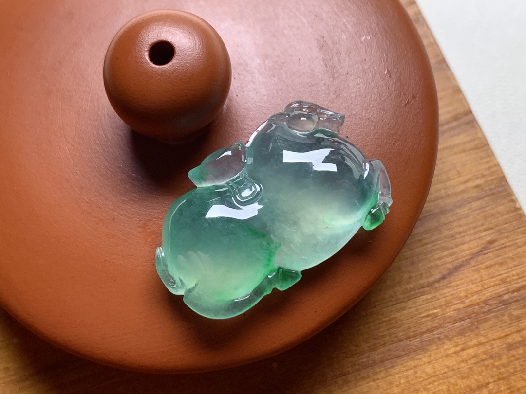 玻璃种阳绿马上有钱 色泽青翠漂亮，底子荧润起胶，厚实立体，尺寸15.5*24.8*6.5