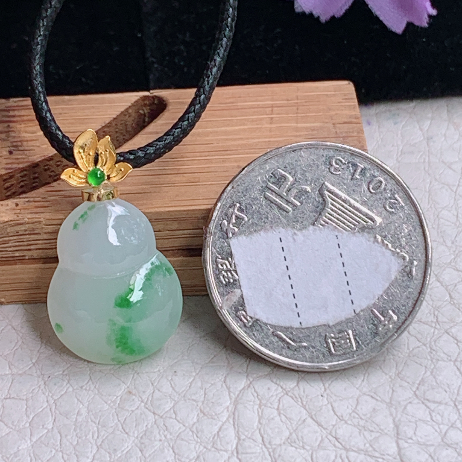 zz3实拍连金25.8*14.5*5.3天然缅甸翡翠冰飘阳绿花胡芦吊坠 镶金福禄锁骨坠
