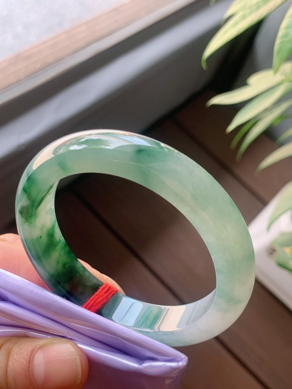 【翡翠名称】老种冰飘花53正圈口手镯
【翡翠尺寸】53/12/8.3mm适合53-54正圈口佩戴
【翡翠描述】宝贝种老水足，玉质细腻，色泽靓丽，性价比高，佩戴效果好！
【其它赠送】权威证书/精美挂绳盒子/支持全国复检