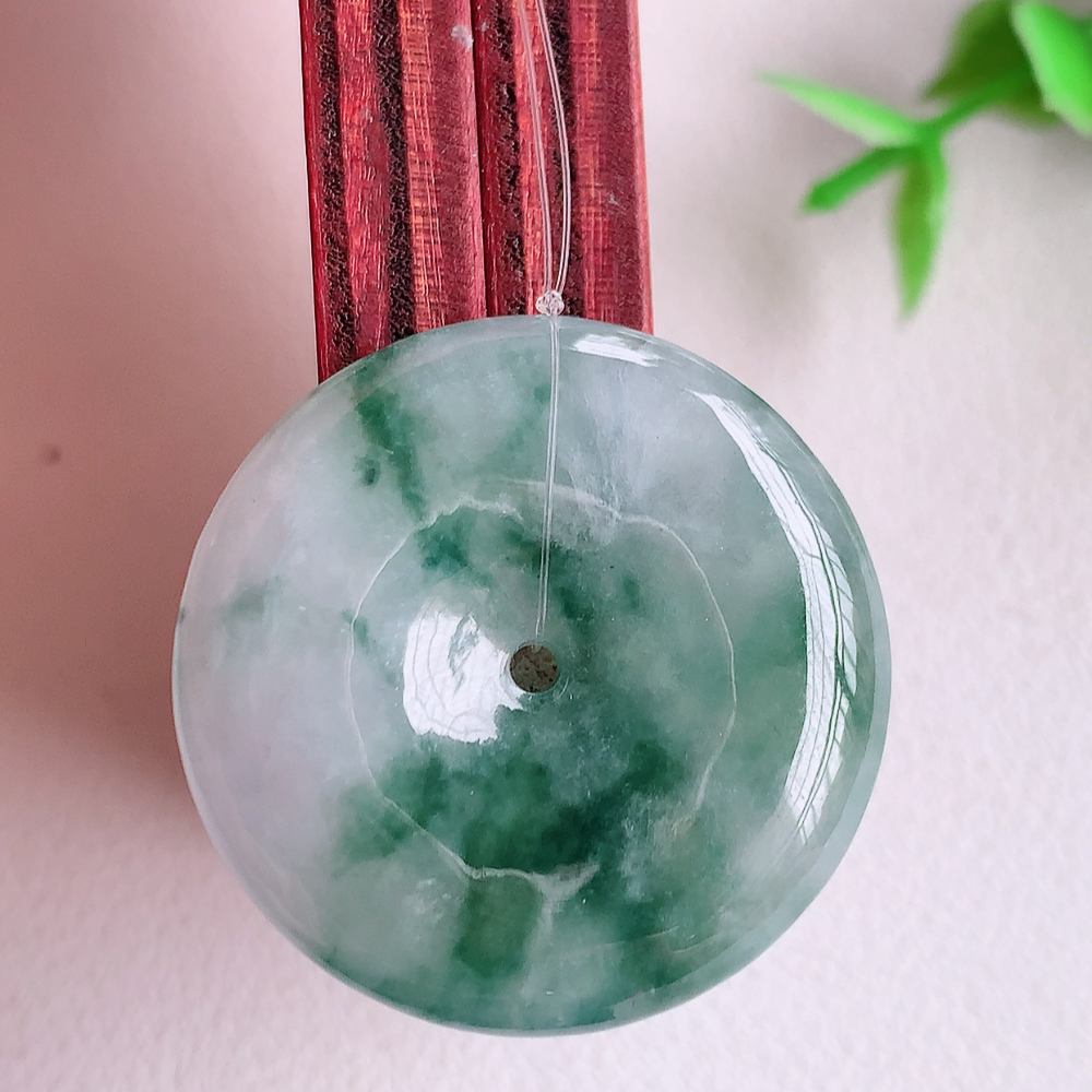 冰润飘花平安扣吊坠，厚装饱满，冰润剔透，细腻水足，种质润泽，飘花灵动，佩戴优雅大气，W49.16  