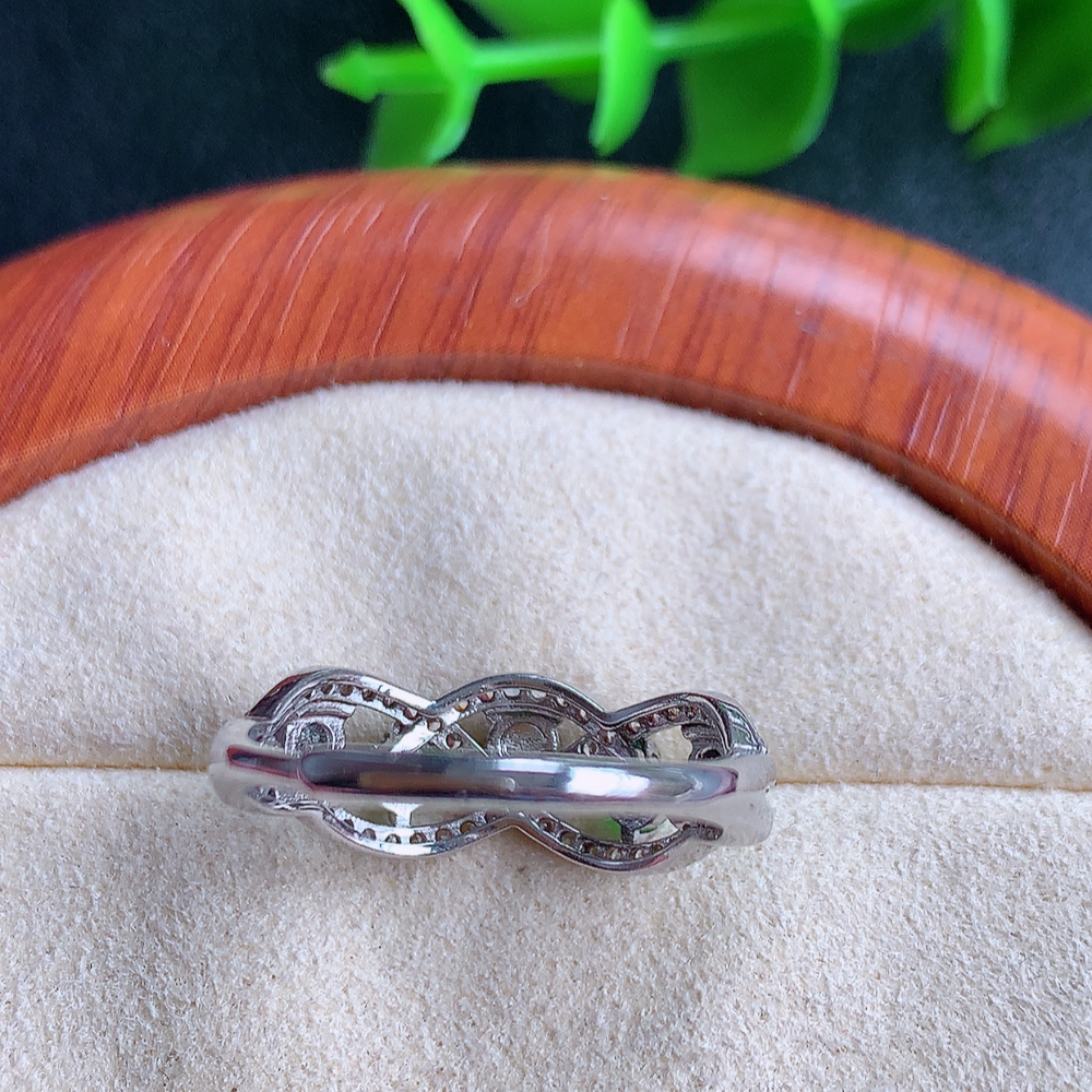 冰满绿精美蛋面翡翠戒指  玉质细腻  冰清玉润  飘花灵动  颜色漂亮  W481.16  内径尺寸：17.5-7.7-3.6mm  裸石尺寸：2.5mm