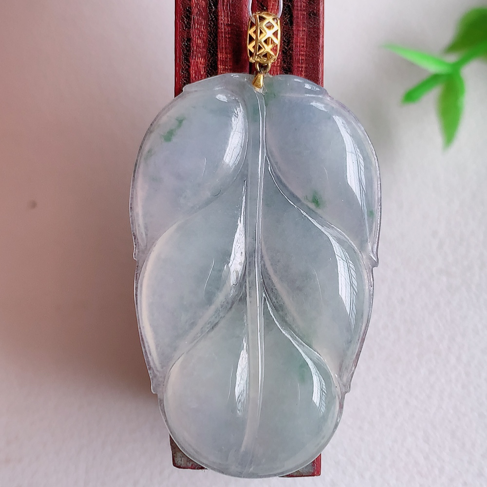 18k金扣冰润飘花金枝玉叶翡翠吊坠  老种起胶感  飘花灵动  寓意“金枝玉叶，大业有成，一夜成名”