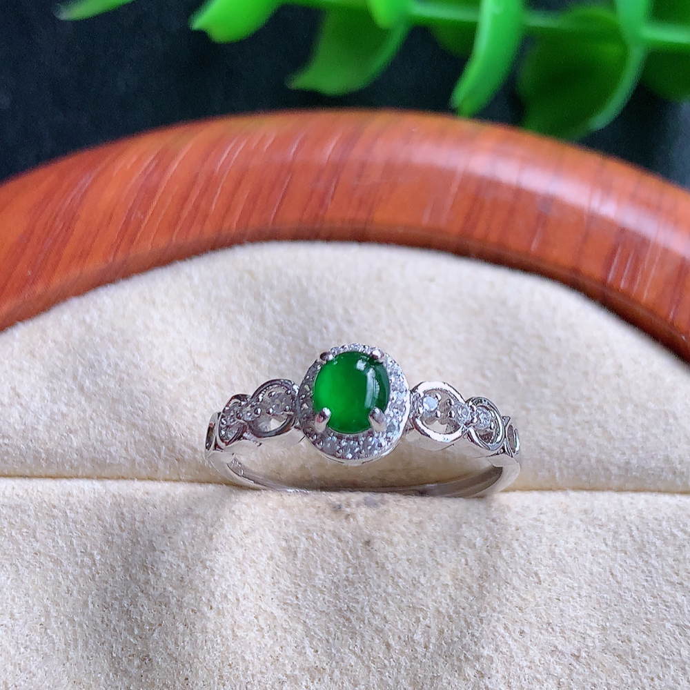 冰满绿精美蛋面翡翠戒指  玉质细腻  冰清玉润  飘花灵动  颜色漂亮  W815.16  内径尺寸：17.5-7-5mm  裸石尺寸：5-4mm