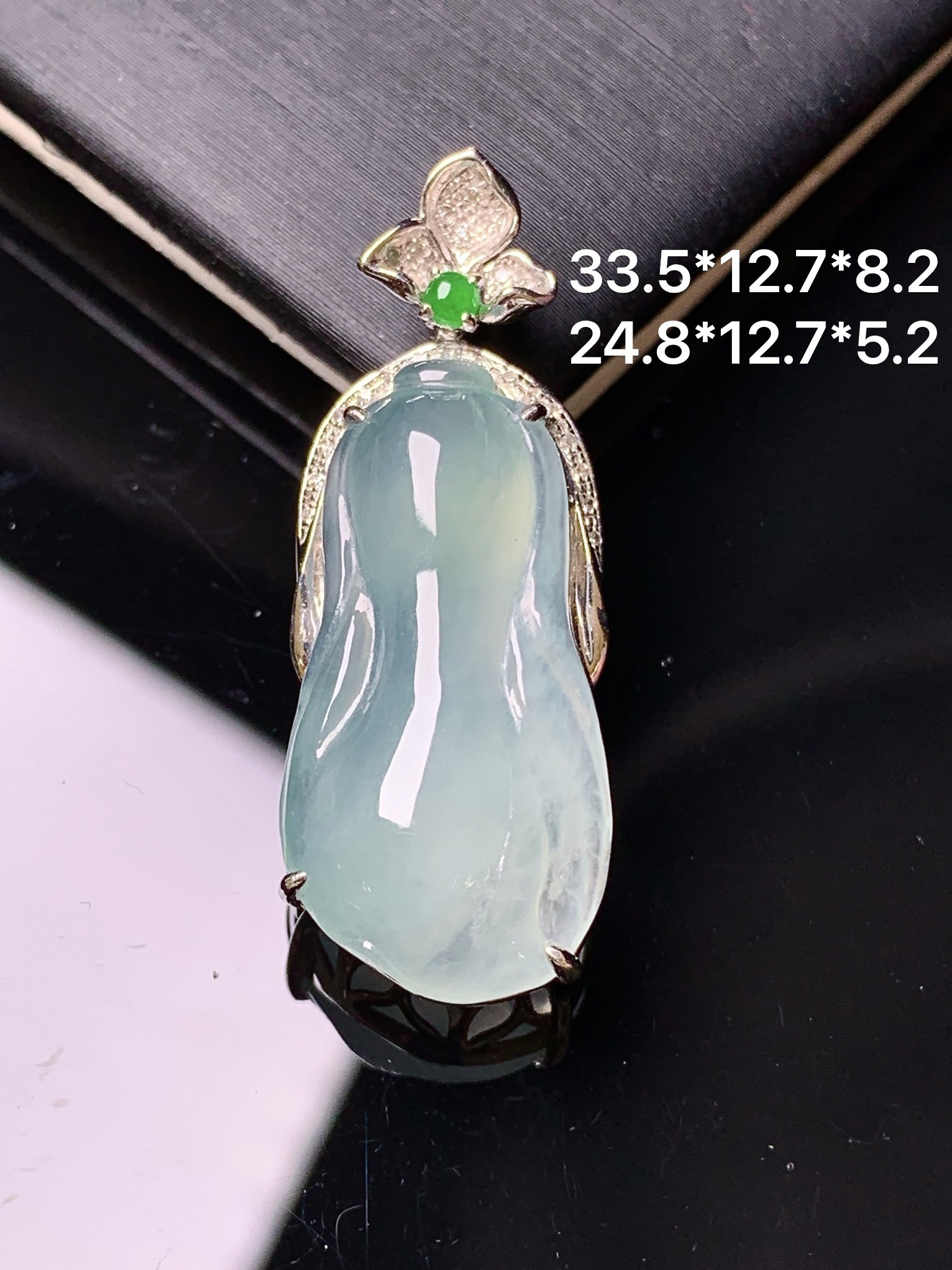 18k金钻镶嵌冰种白菜吊坠 玉质细腻 色泽艳丽清新 水润亮眼 整体尺寸33.5*12.7*8.2t1