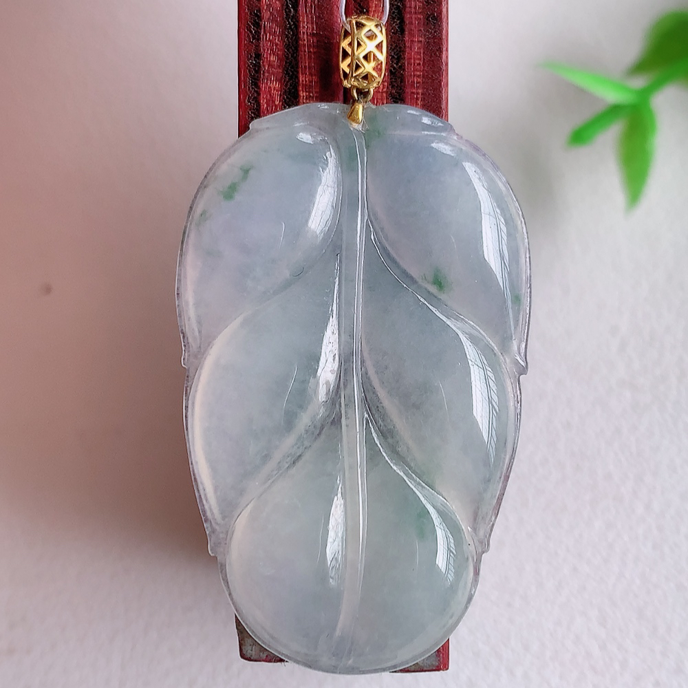 18k金扣冰润飘花金枝玉叶翡翠吊坠  老种起胶感  飘花灵动  寓意“金枝玉叶，大业有成，一夜成名”  饱满大气，水润通透。W49.16  尺寸：37-23.3-3.5mm