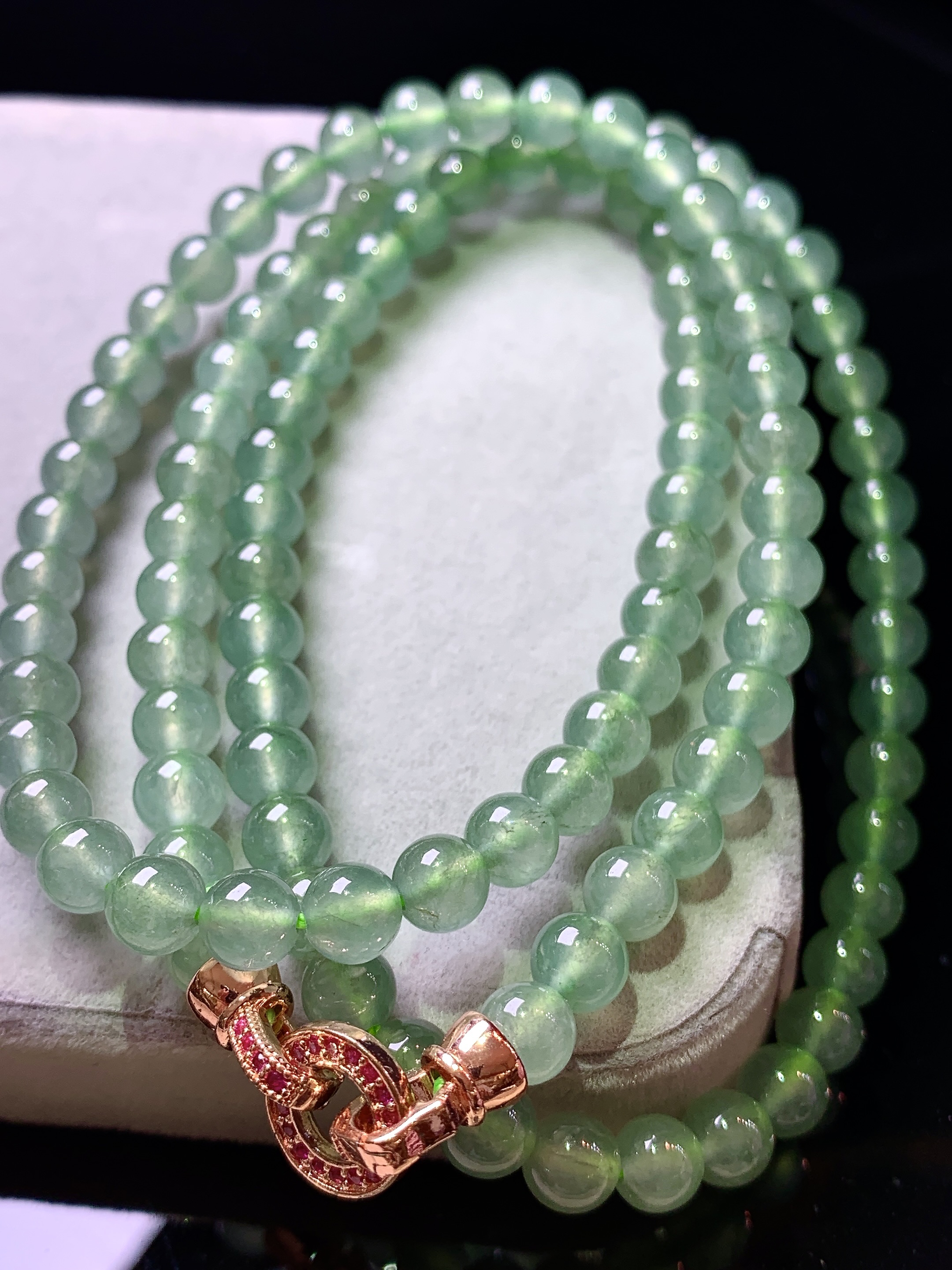 冰种浅绿圆珠项链 玉质细腻 色泽艳丽清新 水润亮眼 整体尺寸5.3c5