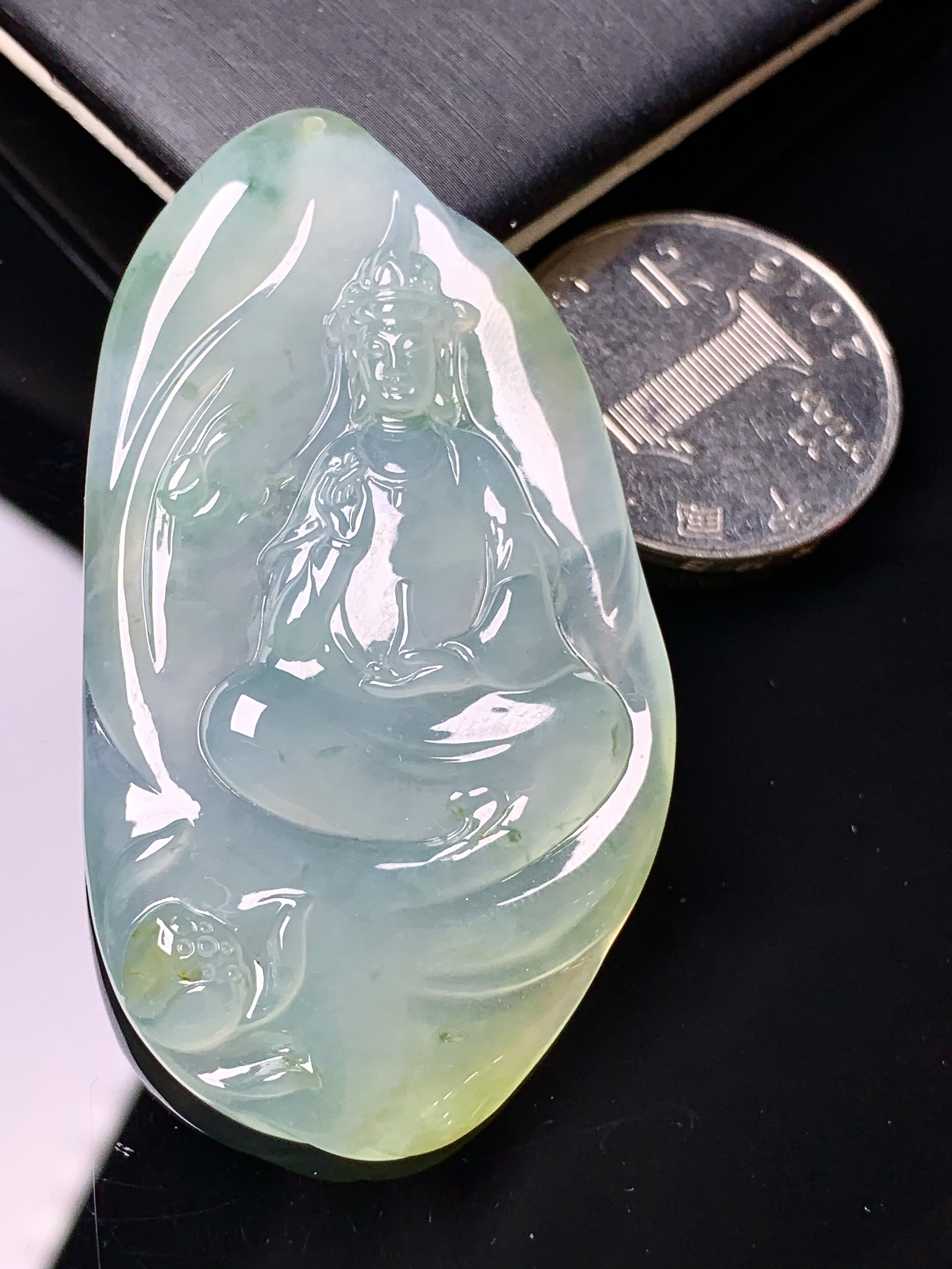 飘冰黄翡观音菩萨吊坠 玉质细腻 色泽艳丽清新 水润亮眼 整体尺寸57*31.3*5.5x7