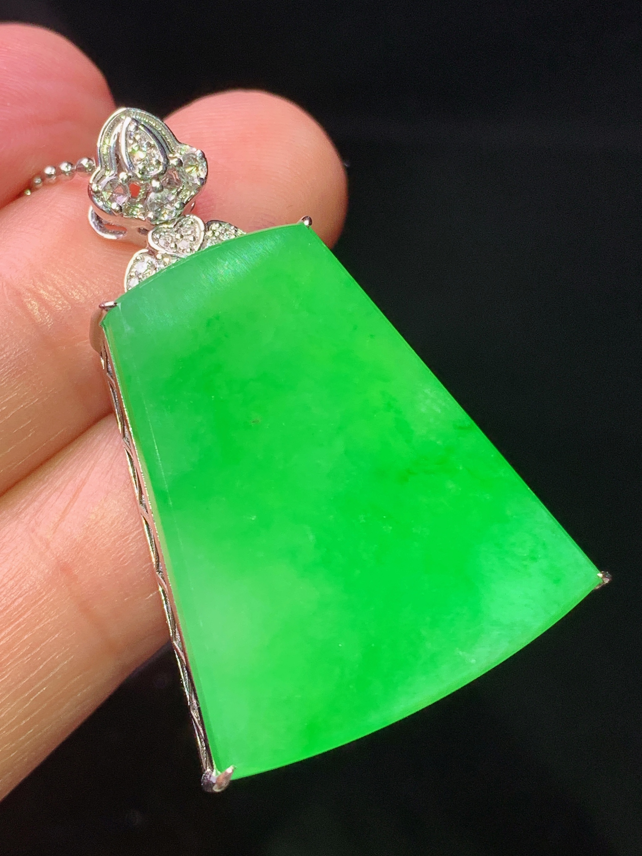 18k金钻镶嵌阳绿无事牌吊坠 玉质细腻 色泽艳丽清新 水润亮眼 整体尺寸37.2*22.5*10y1