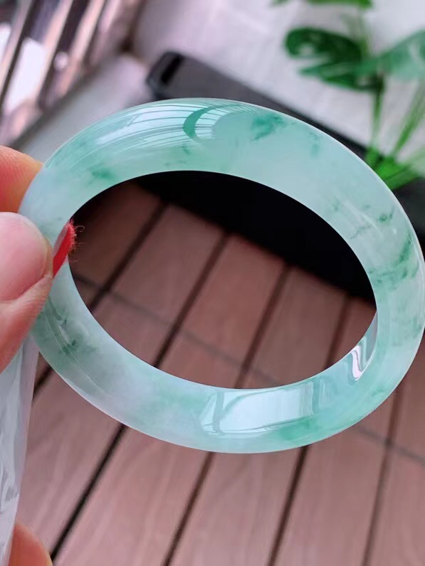 【翡翠名称】老种冰飘花52.8正圈口手镯
【翡翠尺寸】52.8/12.6/7.6mm适合51.8-5