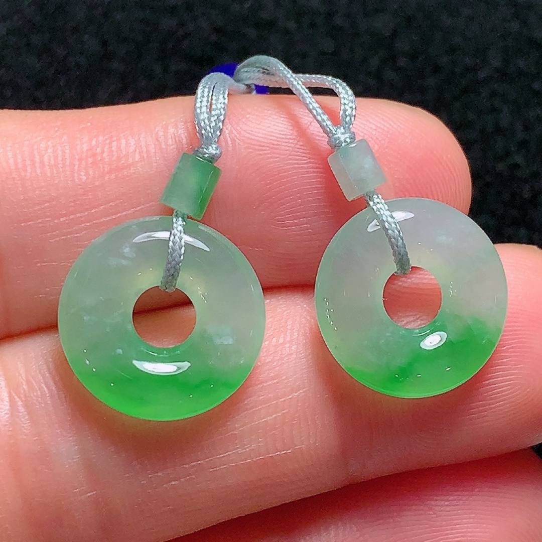 ️冰种飘绿甜甜圈一对，种老水头好，又冰又润，饱满无裂，尺寸：14.4/2.9mm，ss50182a