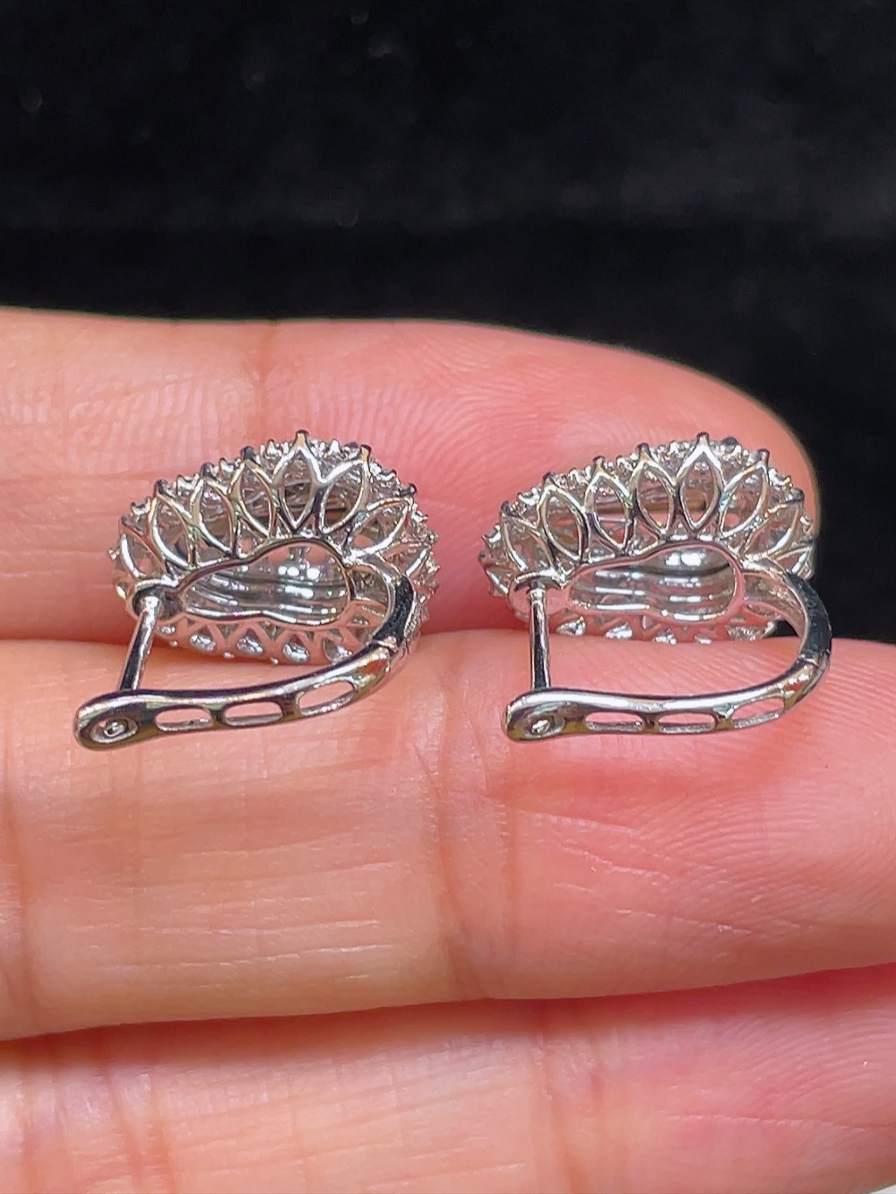 ️高冰正阳绿，葫芦耳钉，大件饱满，通透水润，玉质细腻，翠色鲜艳，18k金奢华钻石镶嵌，9.9-8.2-2.8