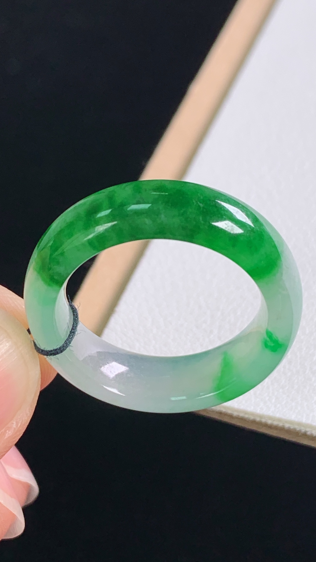 ️超值，冰飘绿指环，色泽漂亮，水润细腻，无裂，尺寸:圈口18/18.4-6.6-3.6mm