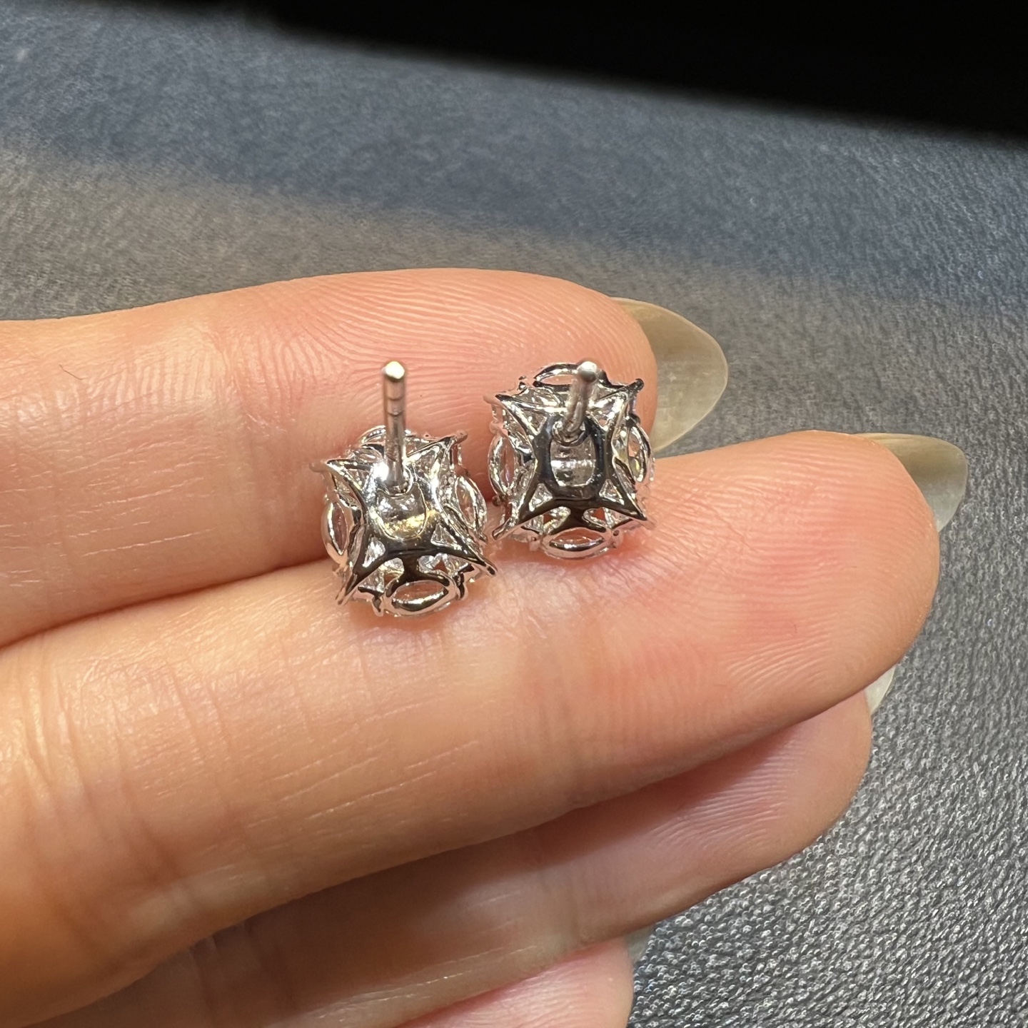 ️18k金钻石镶嵌冰种起荧光阳绿小葫芦耳钉高端小精品天然缅甸翡翠A货，8.8-7.1-5.2