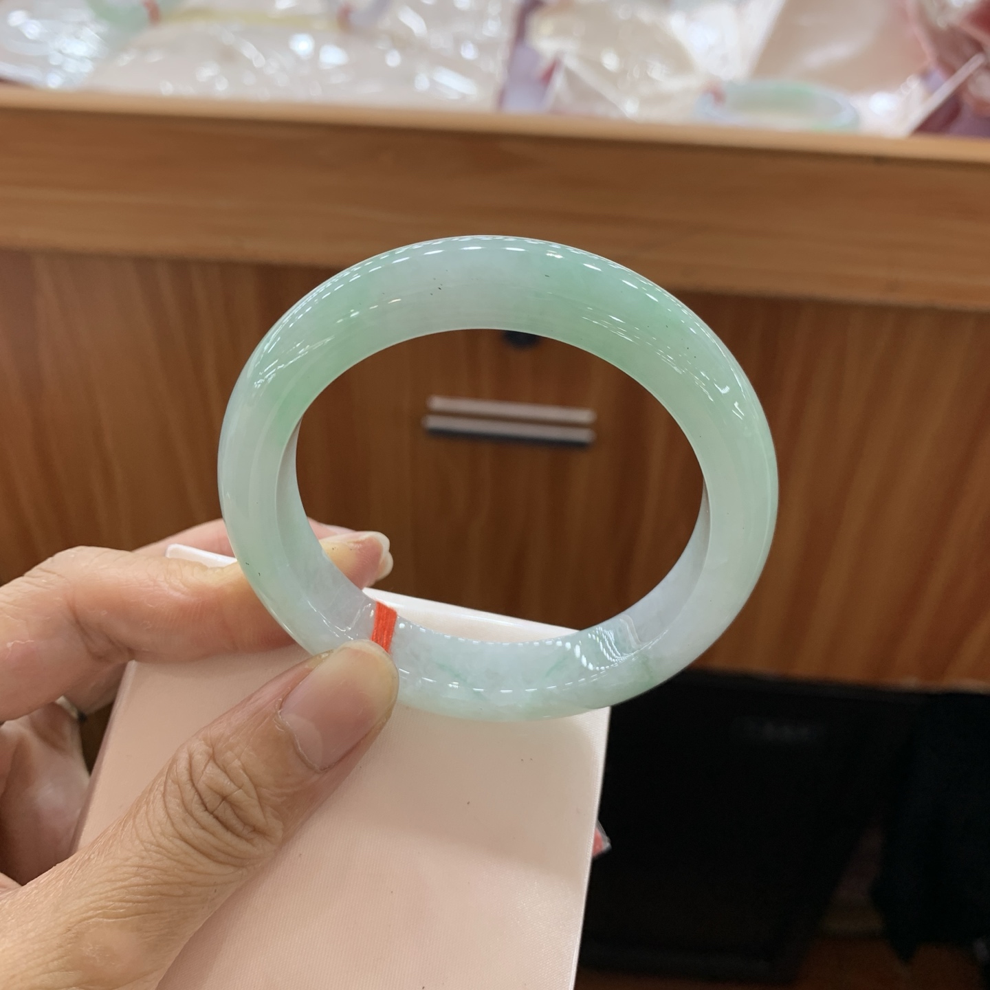 041608MMJ飘绿正圈翡翠手镯56-11.8-8.9