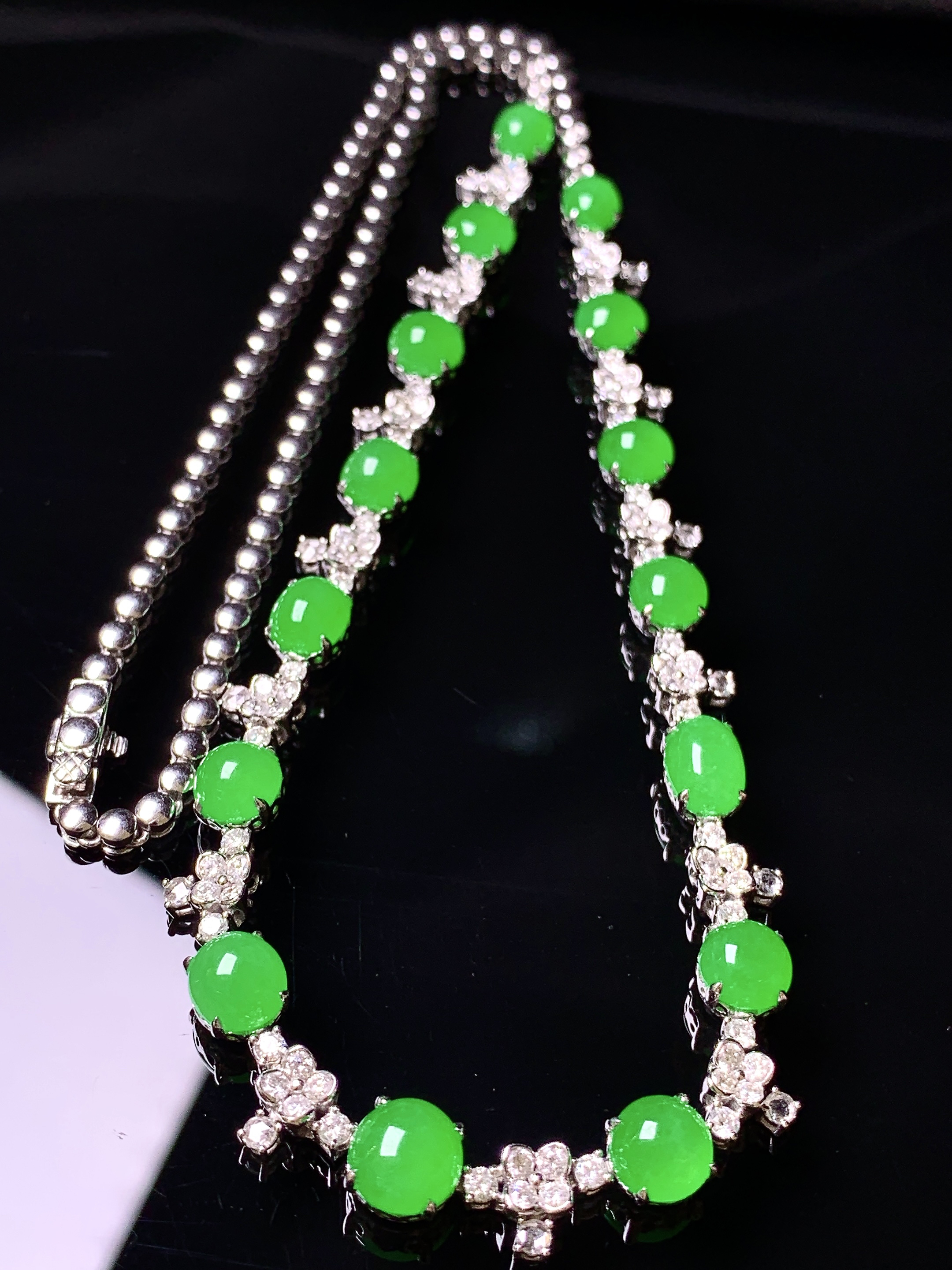 18k金钻镶嵌冰阳绿蛋面项链 玉质细腻 色泽艳丽清新 水润亮眼 整体尺寸6.3*3.5g1