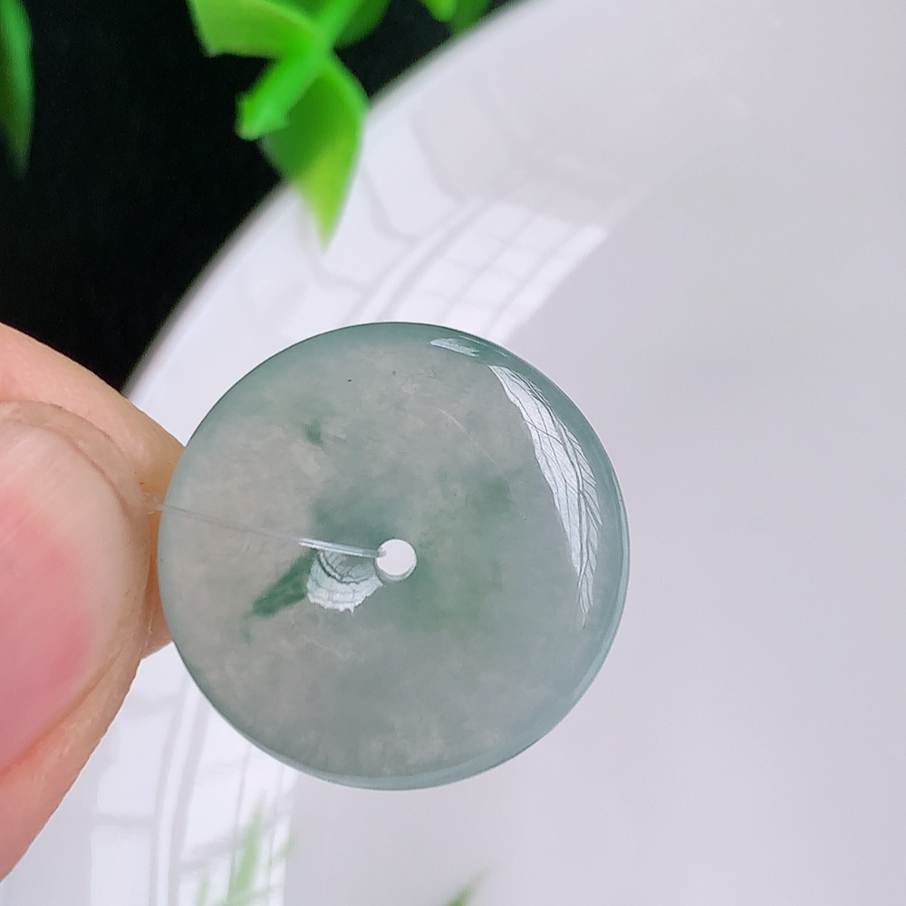 冰润飘花平安扣吊坠，厚装饱满，冰润剔透，细腻水足，种质润泽，飘花灵动，佩戴优雅大气，W49.16   尺寸：19.3-5.3mm