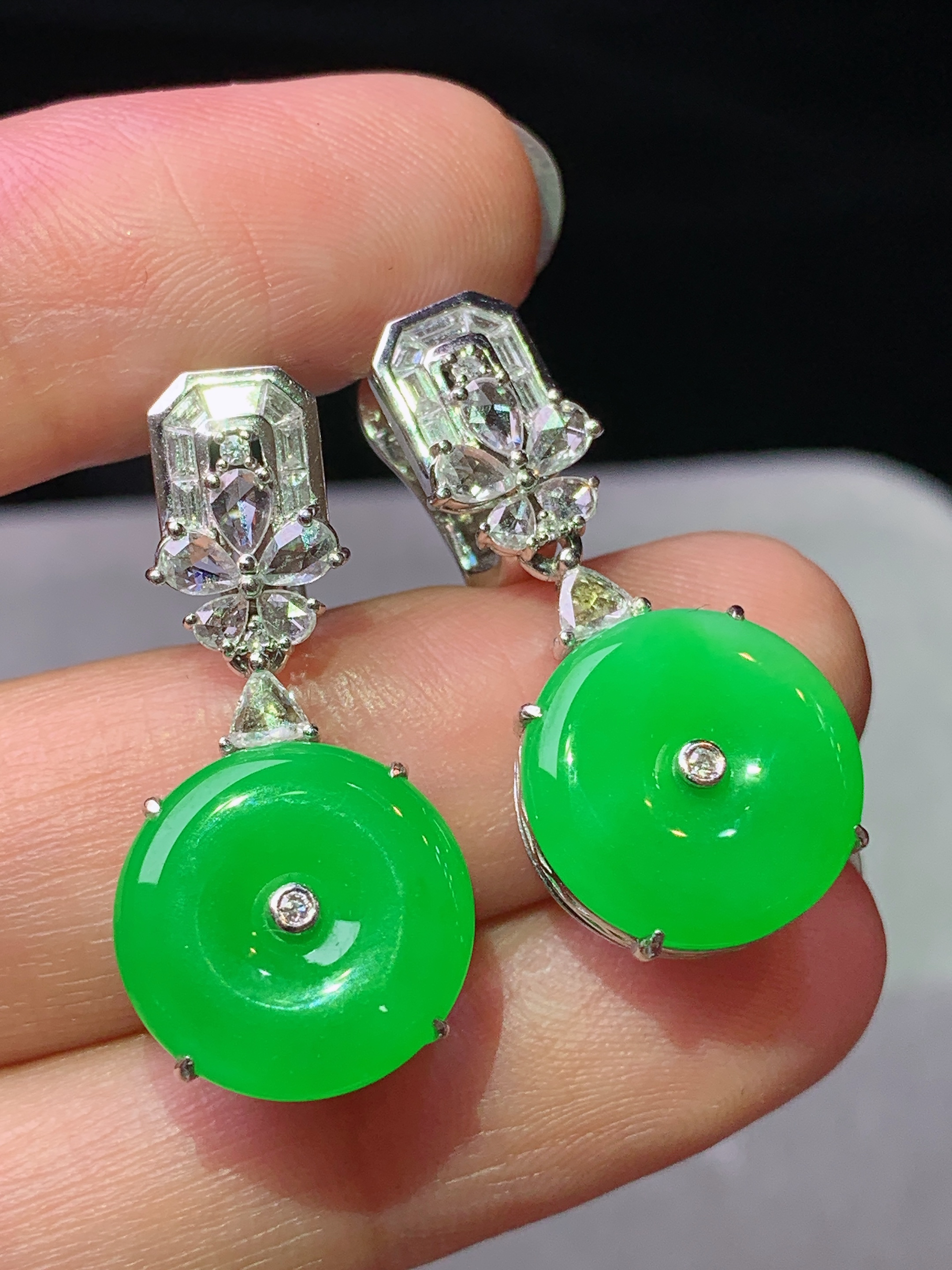 18k金钻镶嵌阳绿平安扣耳坠 玉质细腻 色泽艳丽清新 水润亮眼 整体尺寸28*13.2*5.8g1