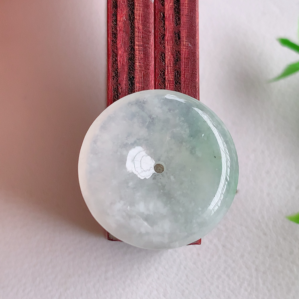 冰润平安扣吊坠，厚装饱满，冰润剔透，细腻水足，种质润泽，飘花灵动，佩戴优雅大气，W49.16   尺寸：23-4.5mm