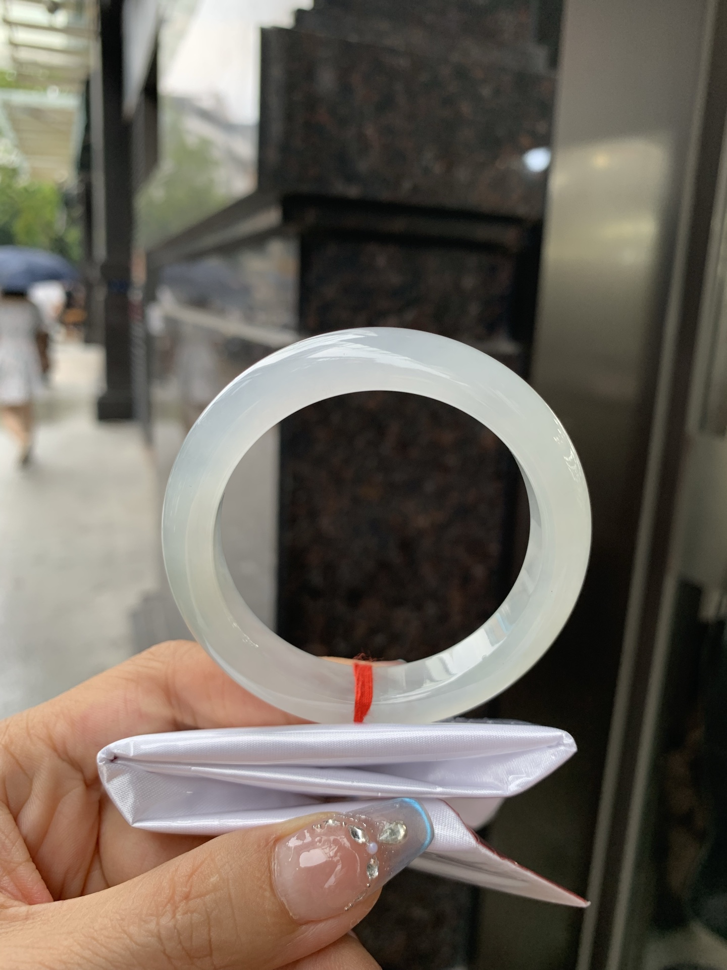 白冰正圈52.5-8.5-11.70417-H783-40打灯棉絮，底妆冰润细腻，一腕清透，简约清爽，不挑肤色年龄，给人一种清雅脱俗，天真纯美的感觉，真不愧是翡翠中的初恋