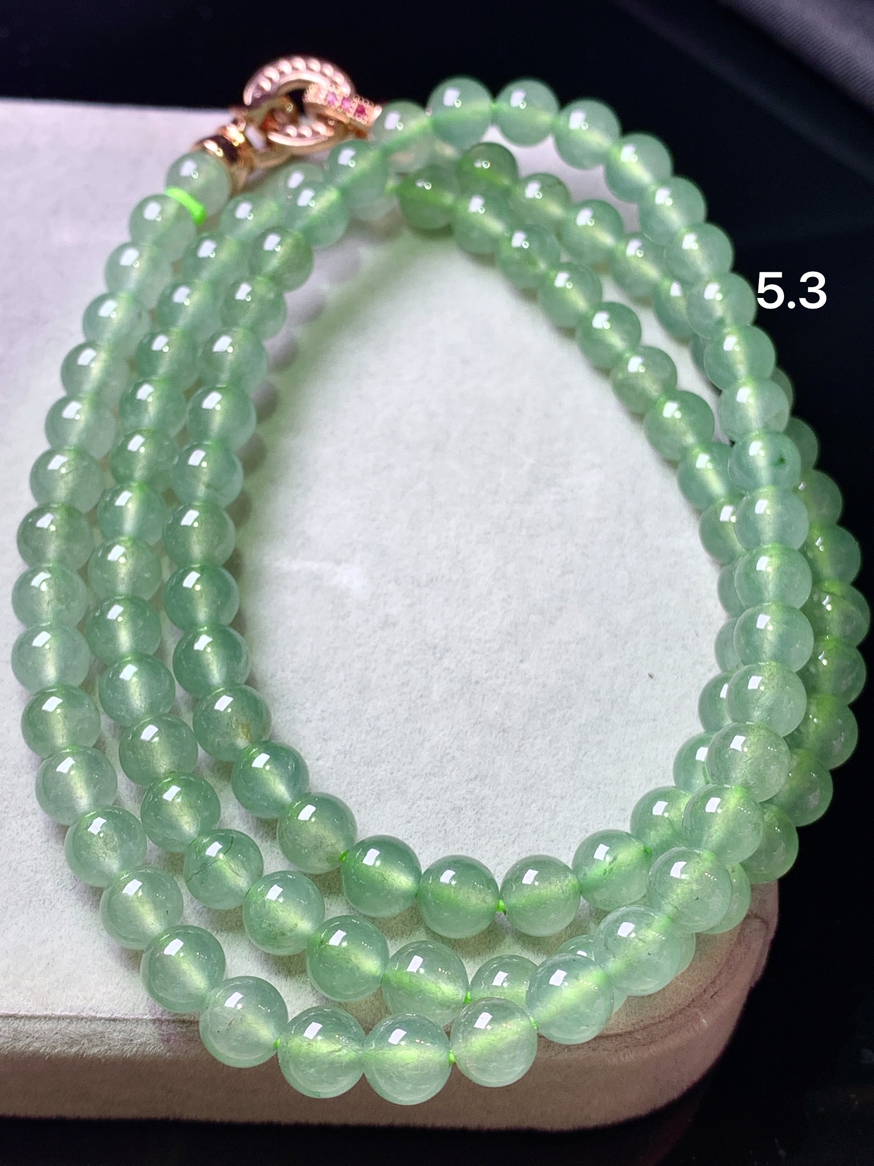 冰种浅绿圆珠项链 玉质细腻 色泽艳丽清新 水润亮眼 整体尺寸5.3c5