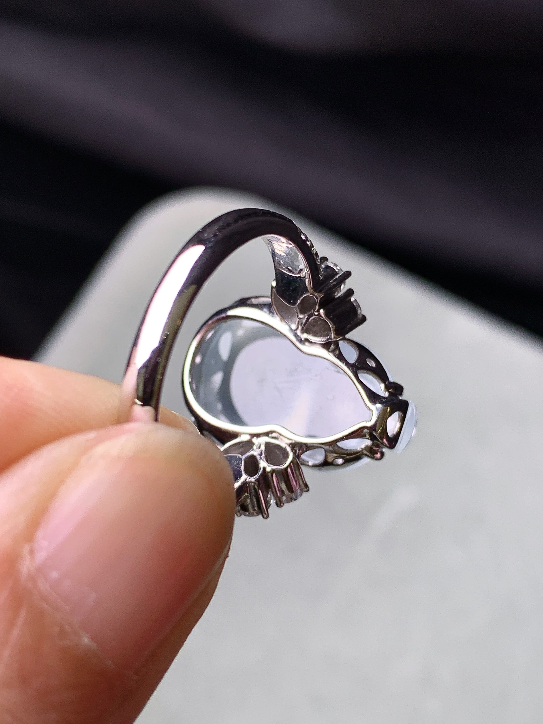 18k金钻镶嵌冰种葫芦戒指 玉质细腻 色泽艳丽清新 水润亮眼 圈口14 裸石尺寸16.6*11.8*6