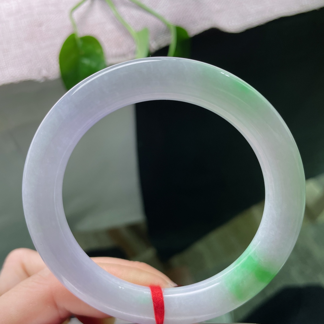 57/10.5春彩圆镯，水润细腻，春风有信，花开有期。紫霞栖于腕，翠色落于心。无裂，ss50741a