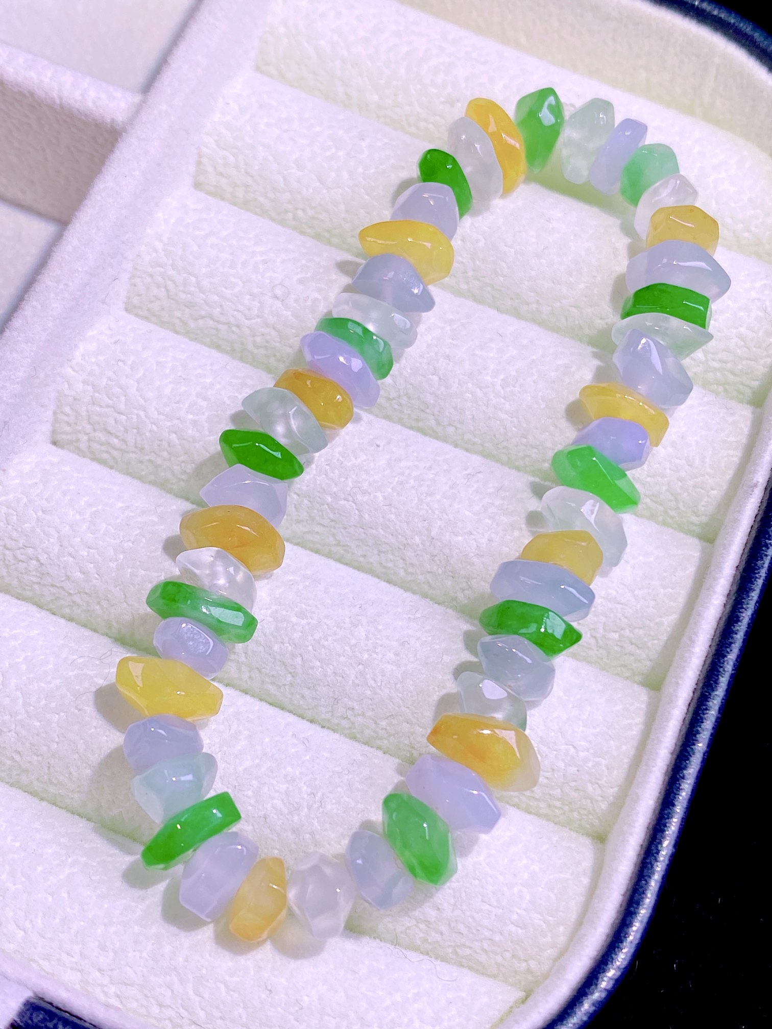 ️ 所有美好 长驻你心 …天然翡翠冰种多彩手串 说不尽的婉约 冰种起胶品质卓越 佩戴高贵华美 十分出彩 另人向往，8-6.8-3.5