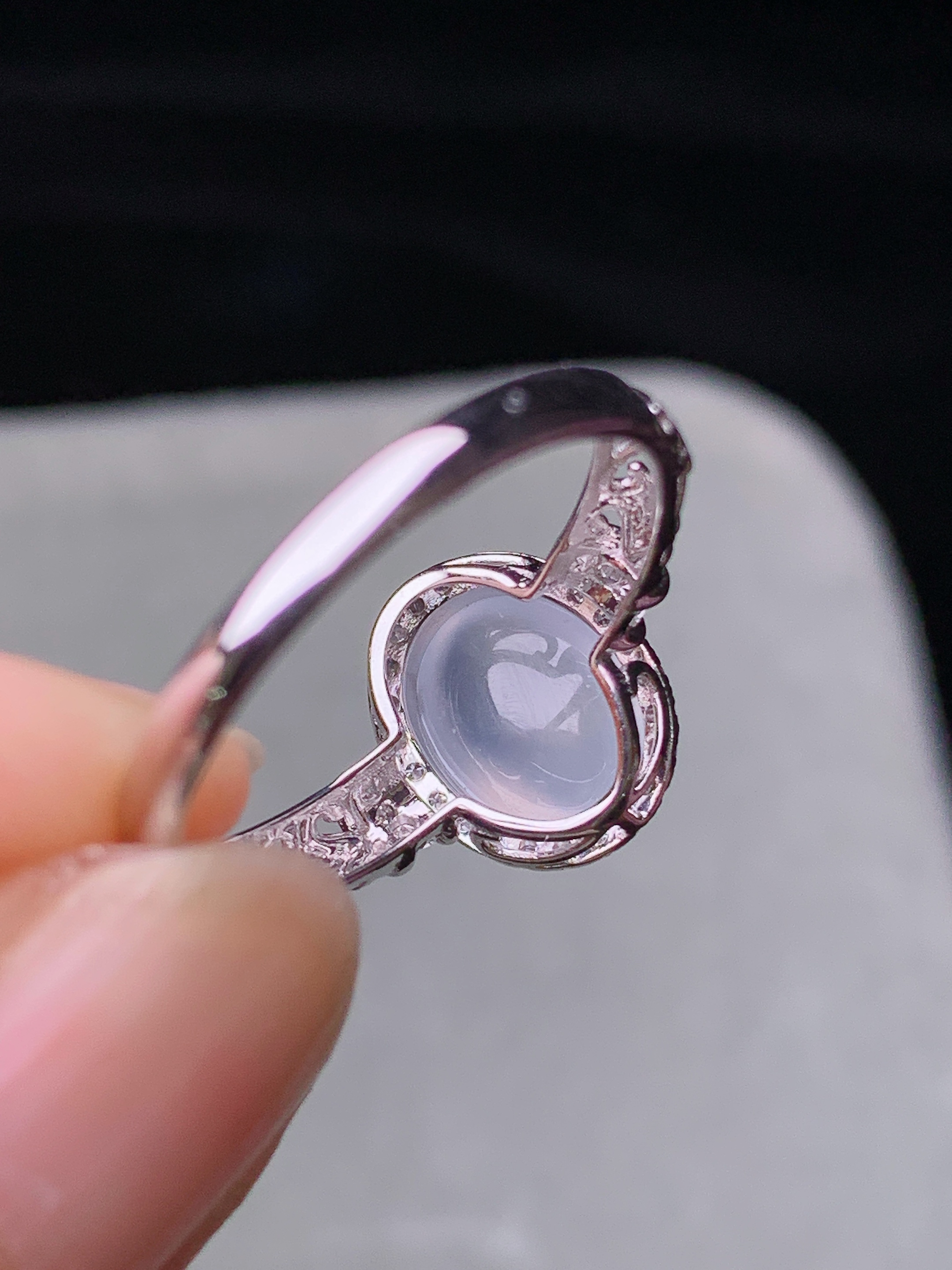 18k金钻镶嵌冰种蛋面戒指 玉质细腻 色泽艳丽清新 水润亮眼 圈口13 整体尺寸10.8*9.5*6.5t1