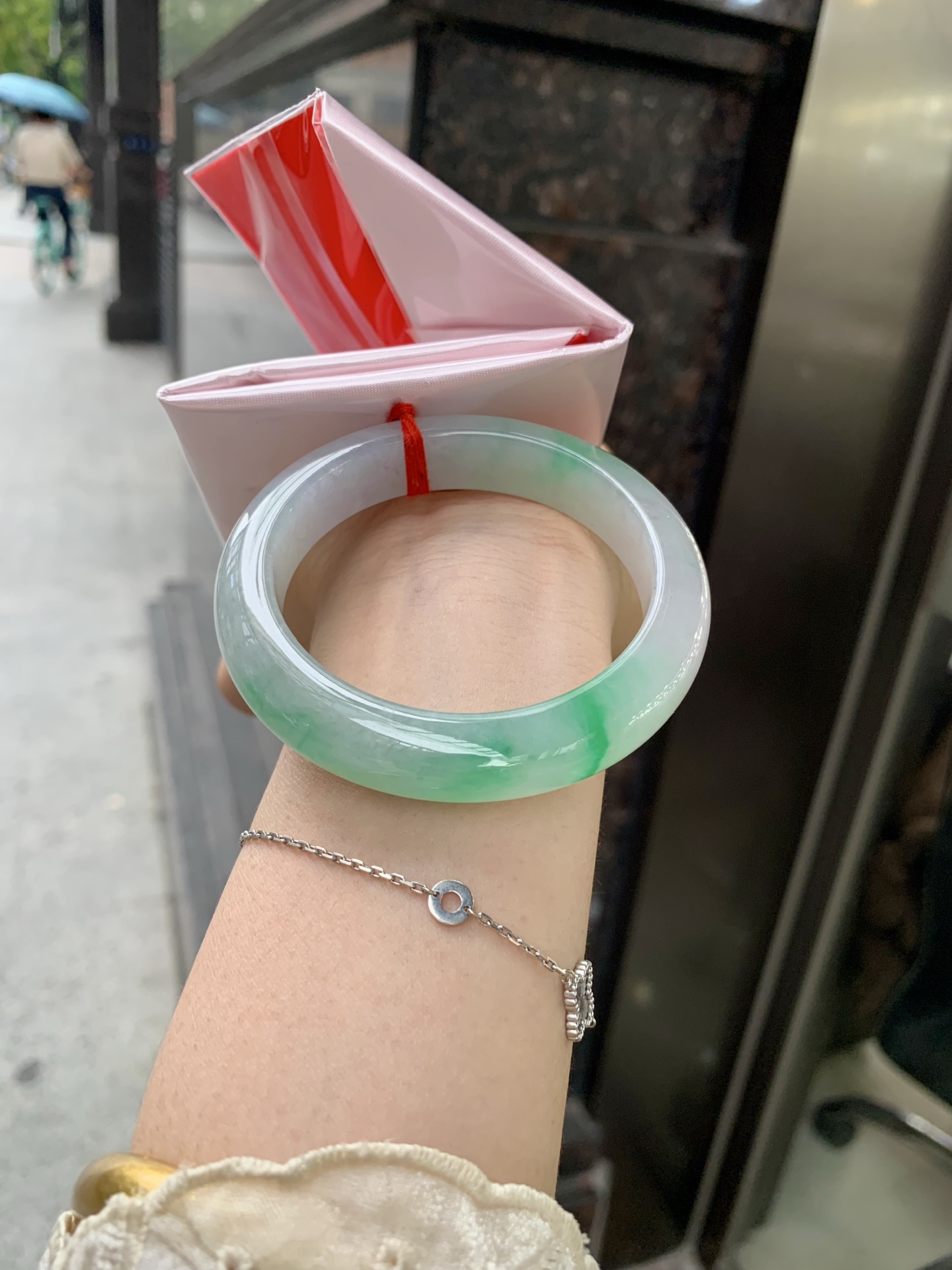 冰飘阳绿正圈53.5/12.1/8.80417-N461打灯细纹。底妆冰润清透，飘金丝阳绿花，鲜艳得像新冒头的嫩芽，灵动清新，即柔和又充满生机。